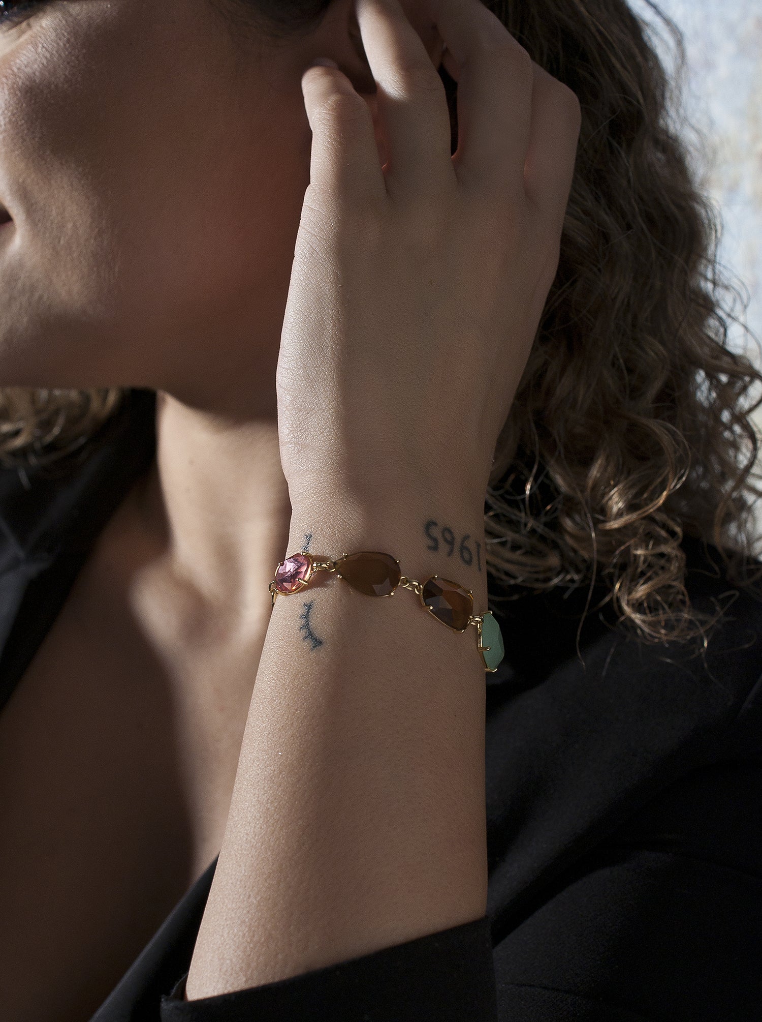Pulseras con piedras de plata en tonos cálidos