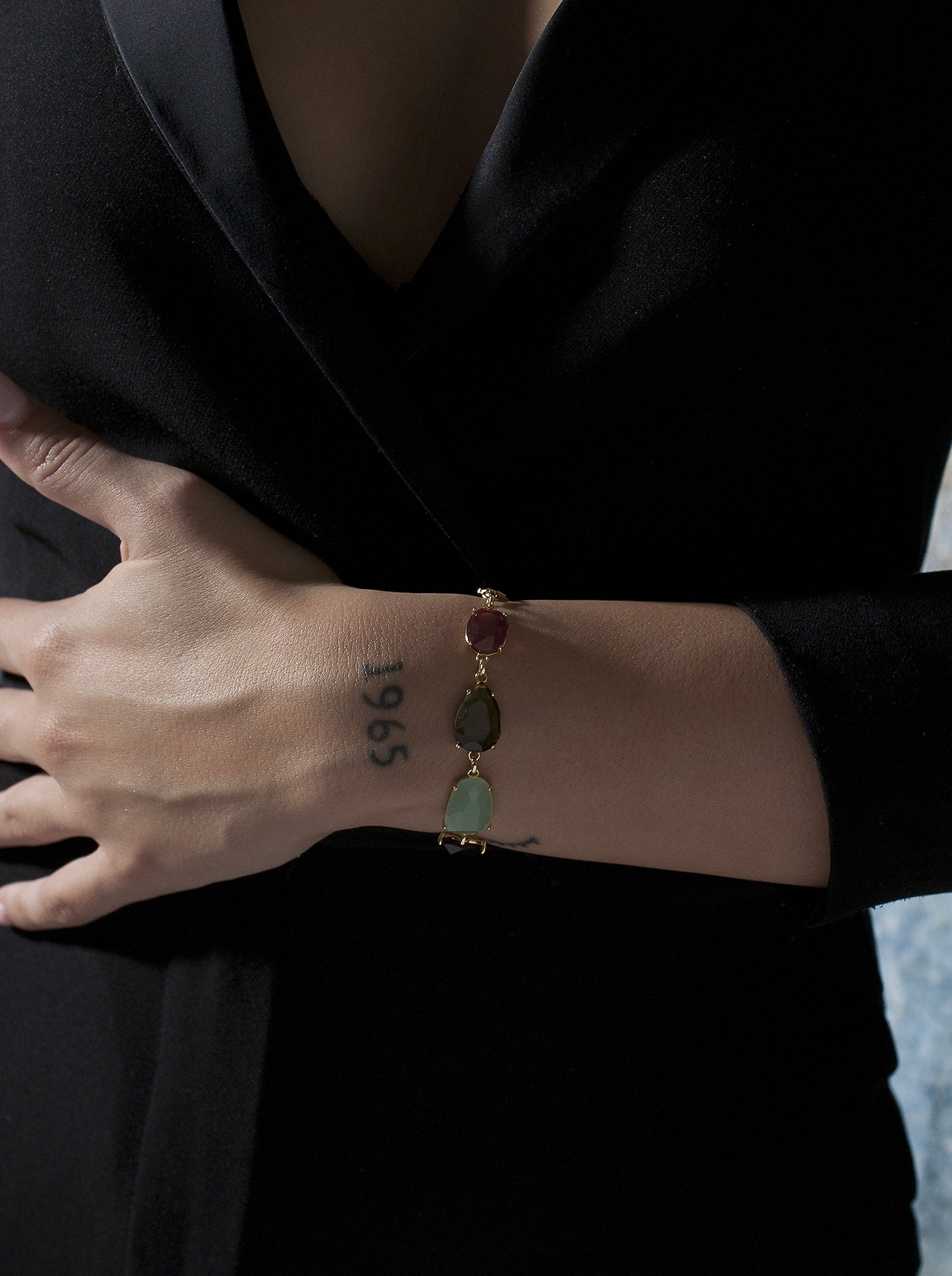 Pulseras con piedras de plata en tonos cálidos