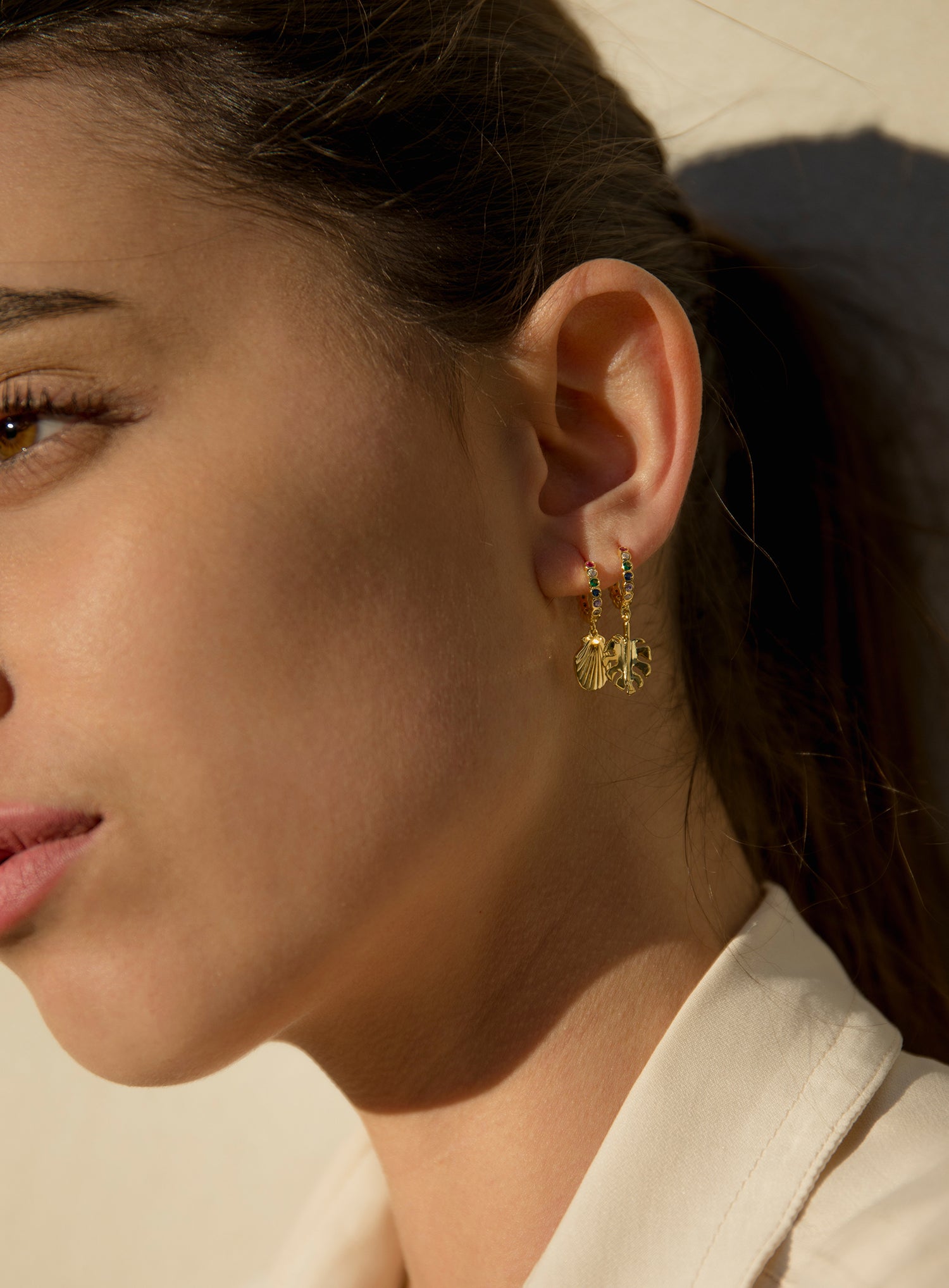 Pendientes aros pequeños con colgante de mini concha