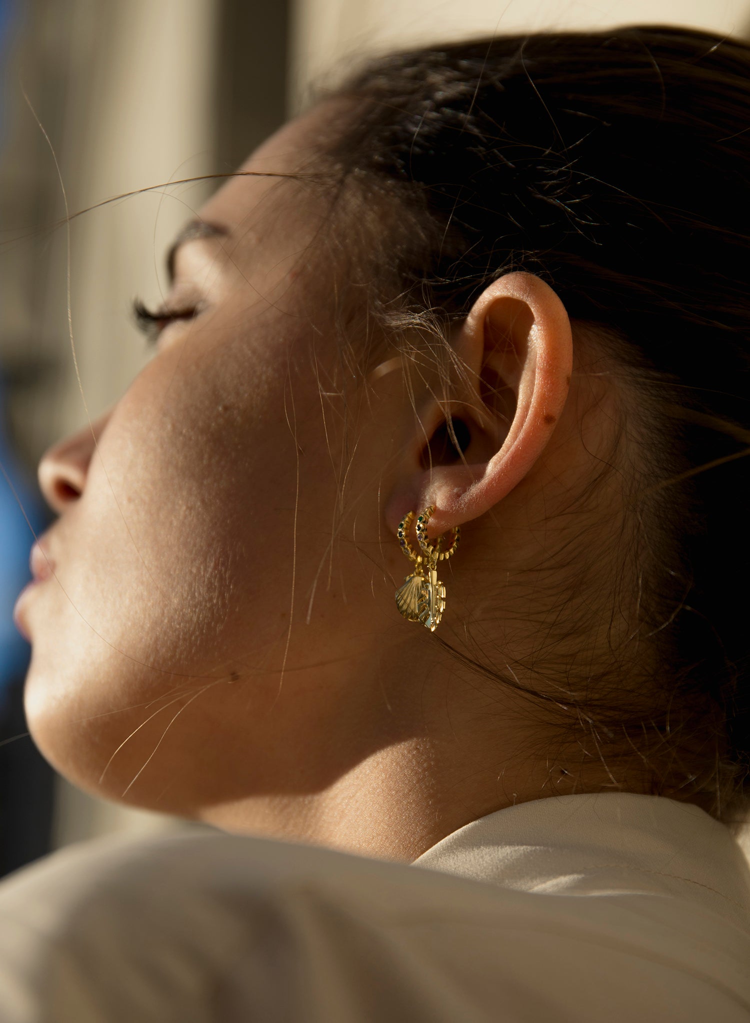 Pendientes aros pequeños con colgante de mini concha