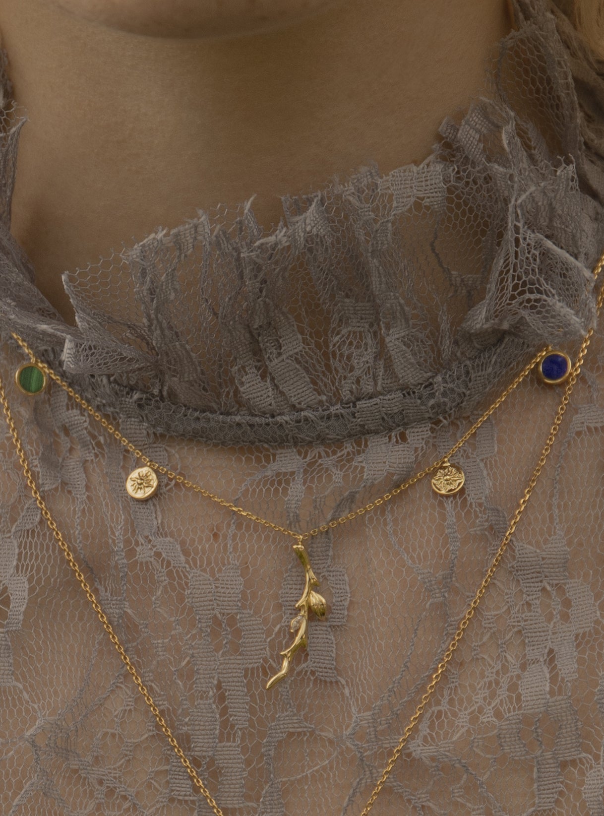 Collares con colgantes motivo de rama y círculos