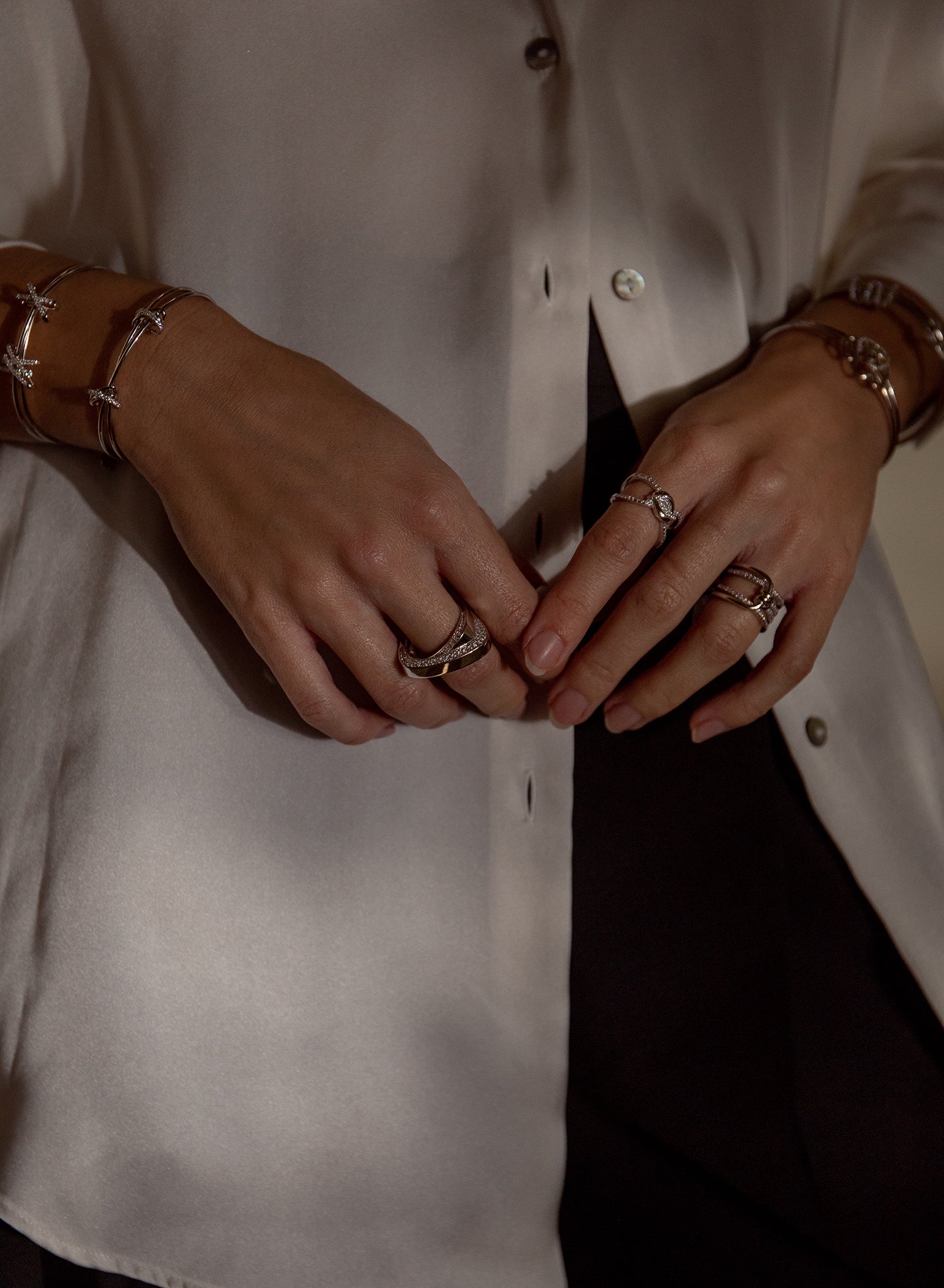 Anillo circonitas diseño doble raíl anudado