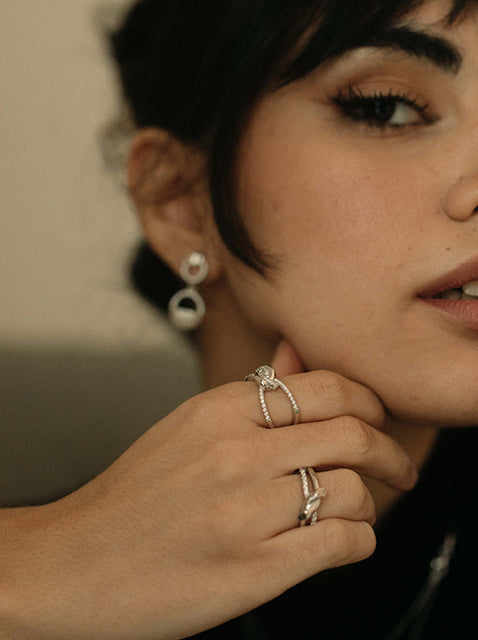 Anillo circonitas diseño doble raíl anudado