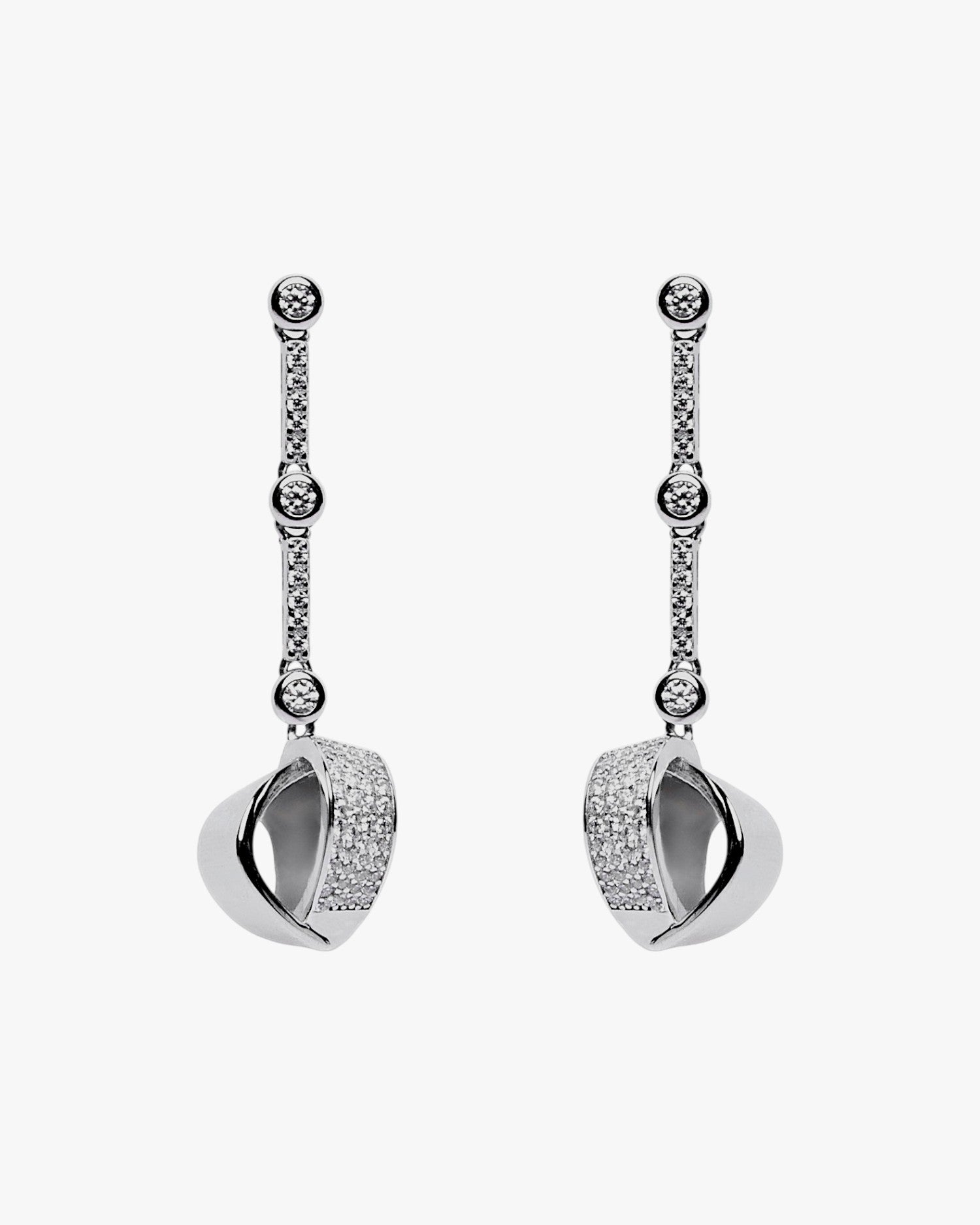 Pendientes largos diseño de nudo con circonitas