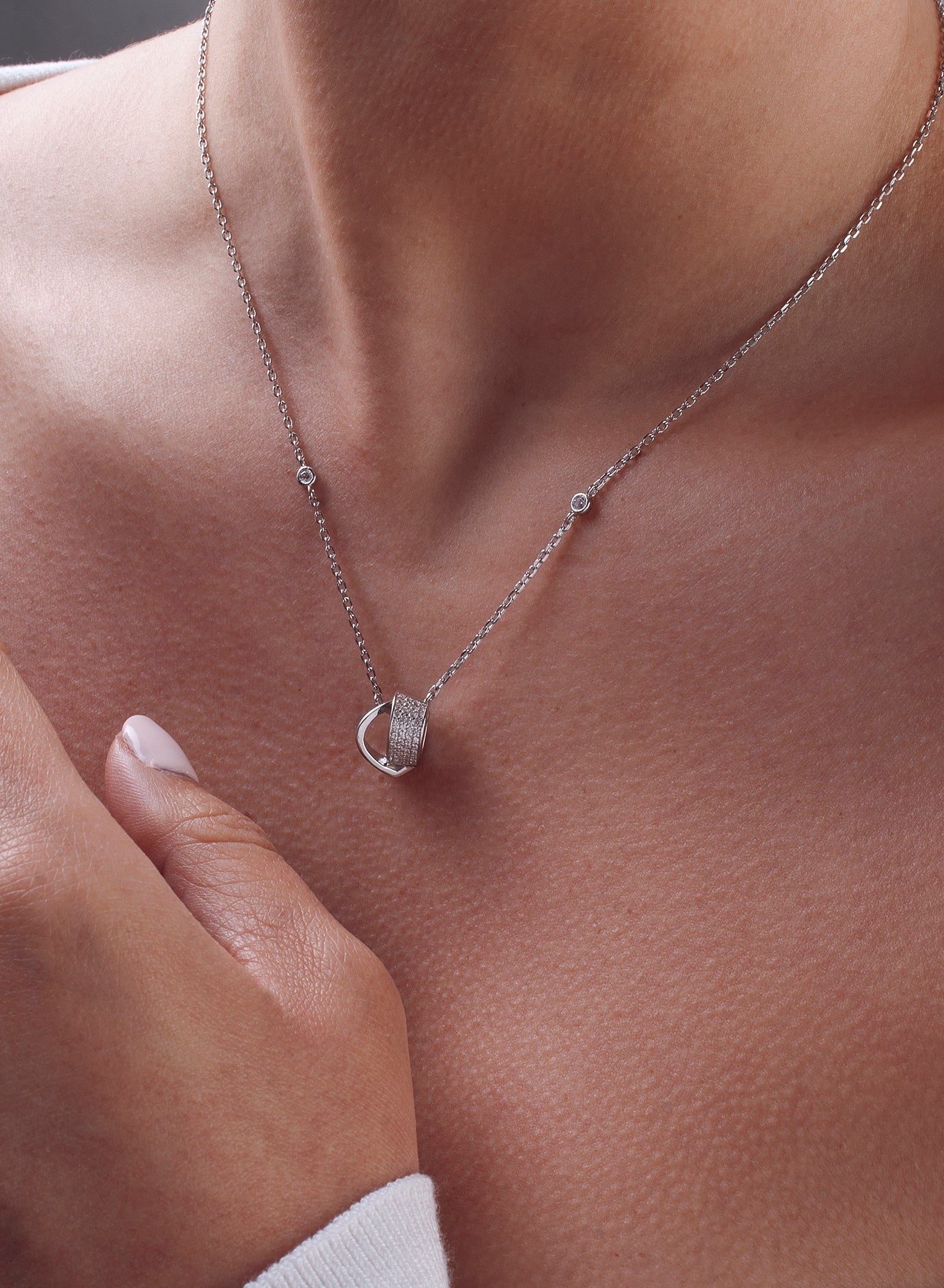 Colgantes pequeños en plata diseño nudo y circonitas