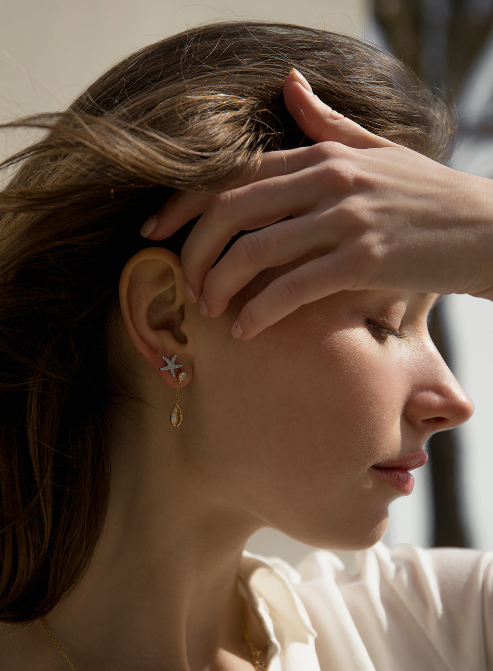 Segundo pendiente de plata con charm de estrella de mar