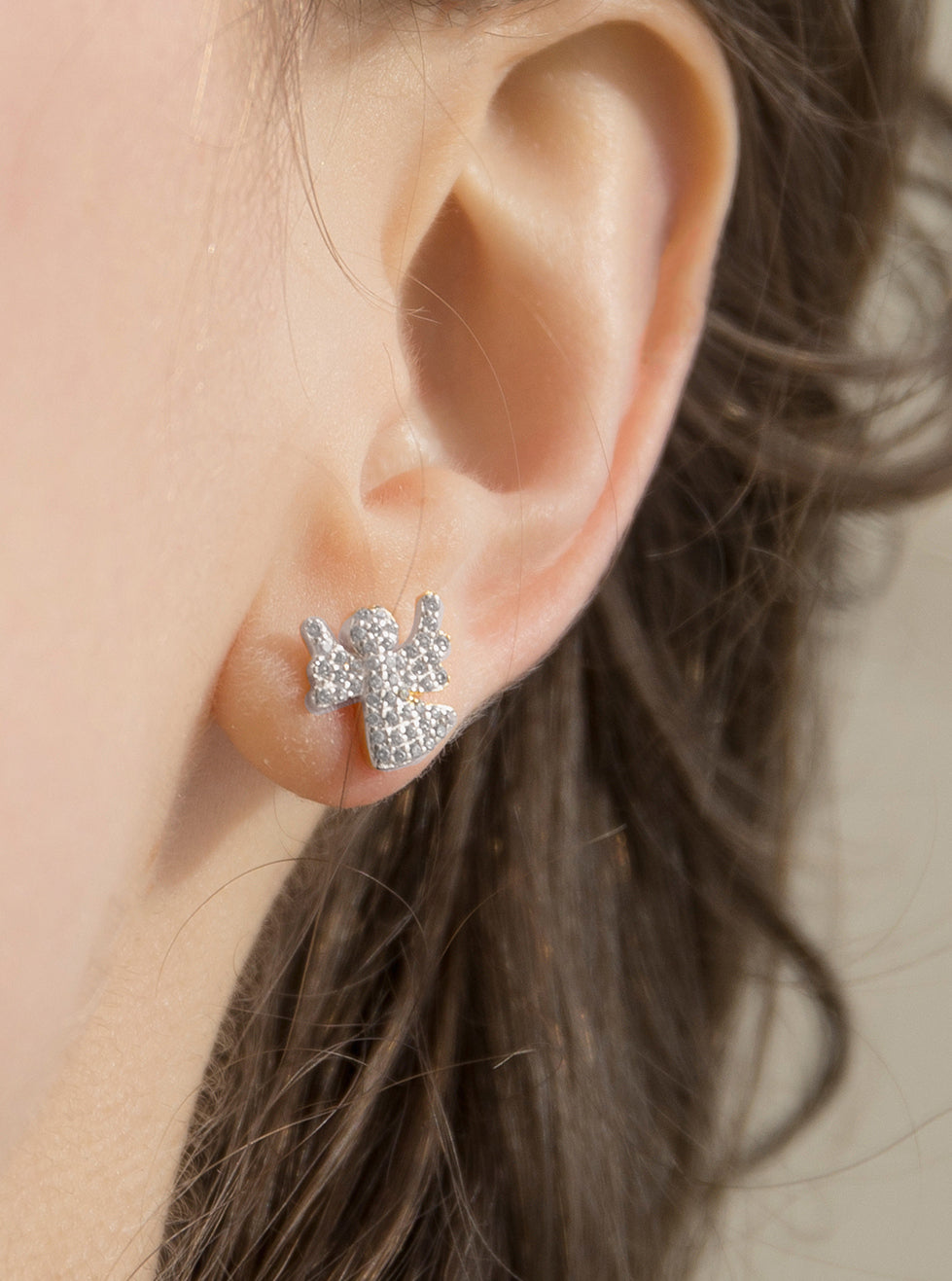 Segundo pendiente de plata con charm de ángel y circonitas