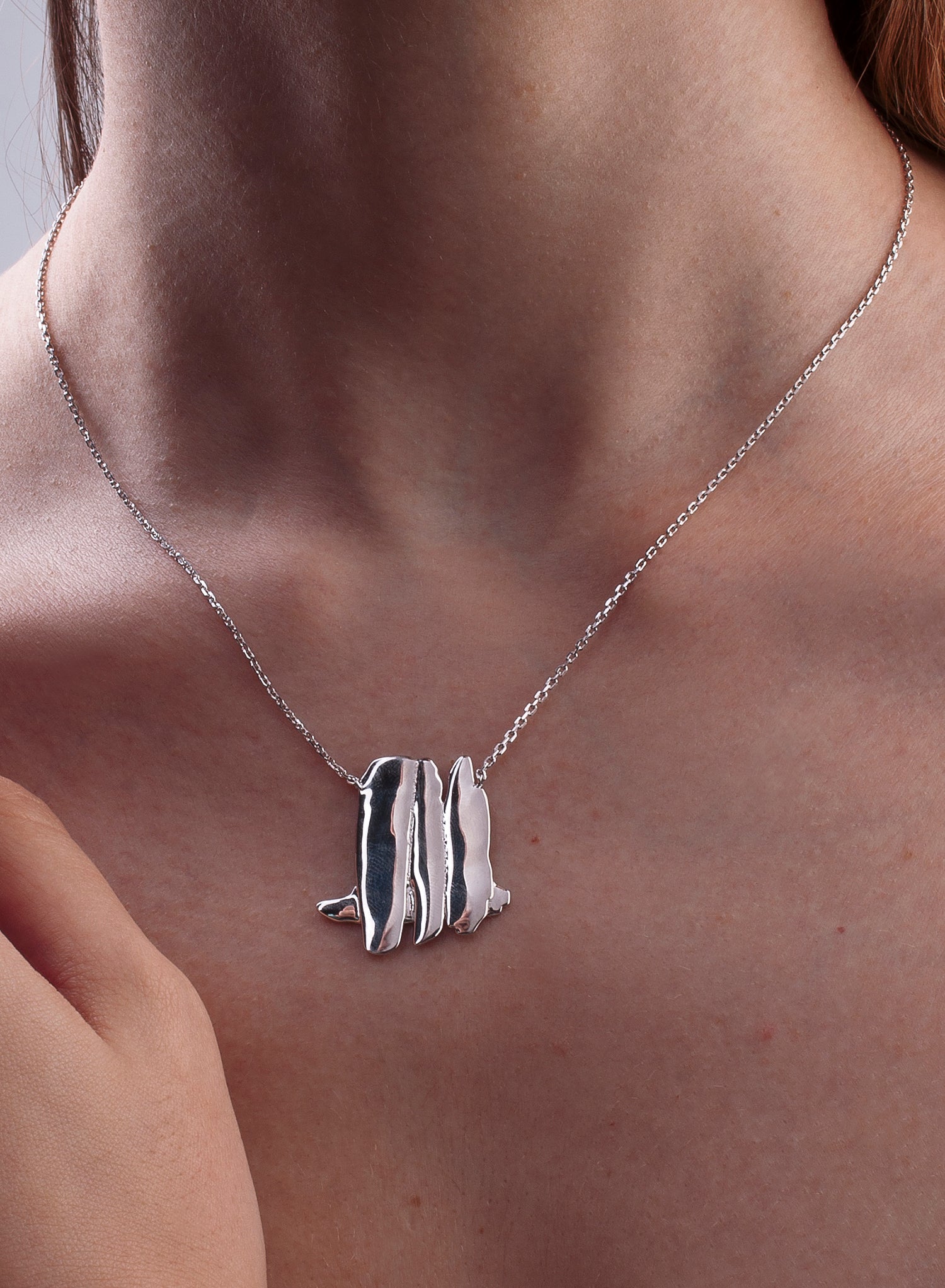 Colliers originaux en argent avec un motif à triple verticale