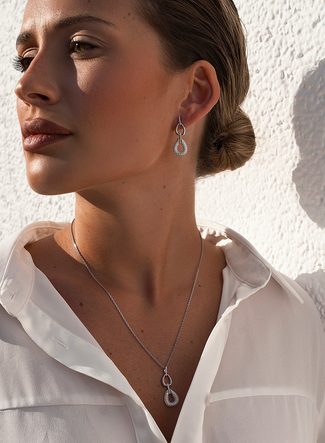 Pendientes originales diseño de doble óvalo y circonitas