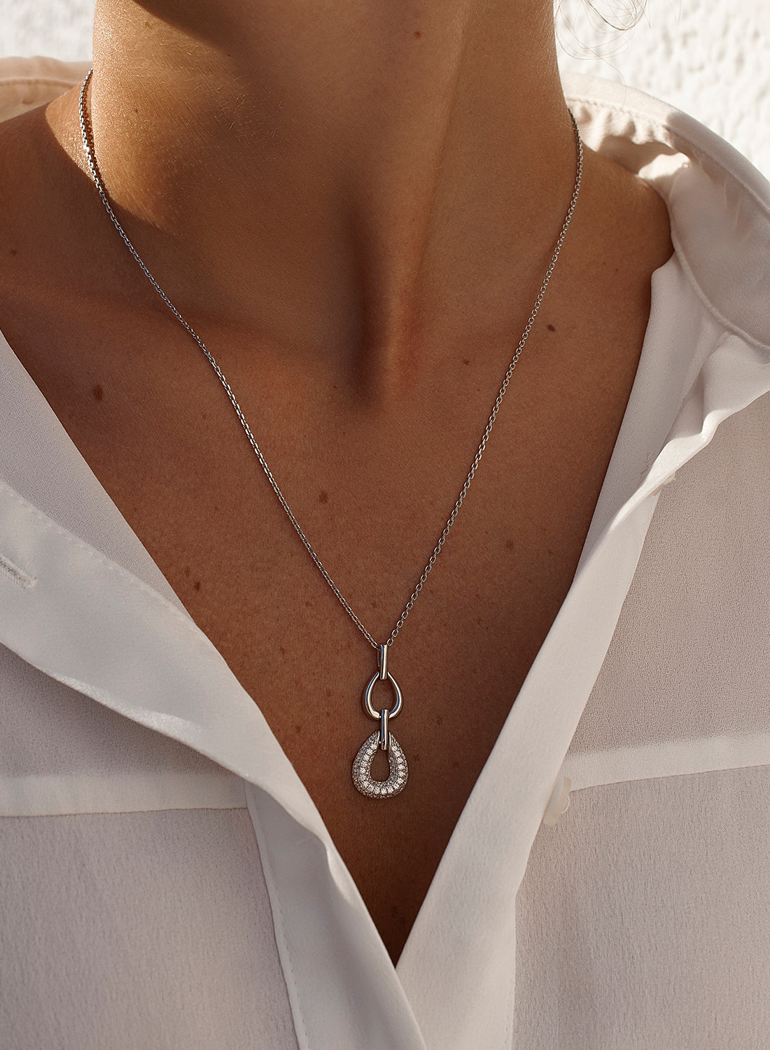 Colgante brillante diseño de doble gota con circonitas