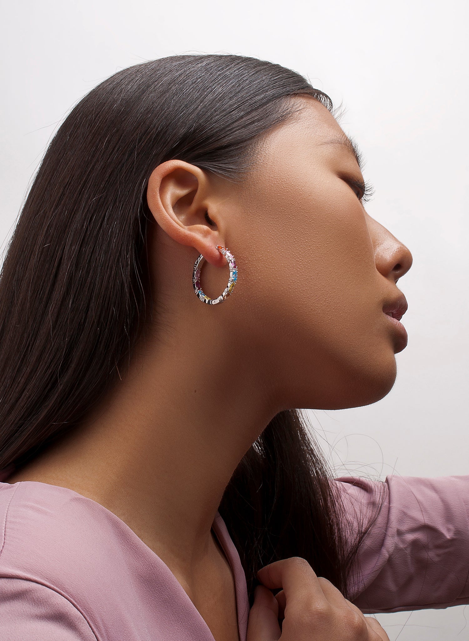 Boucles d'oreilles créoles ornées de pierres aux couleurs vives, taille moyenne