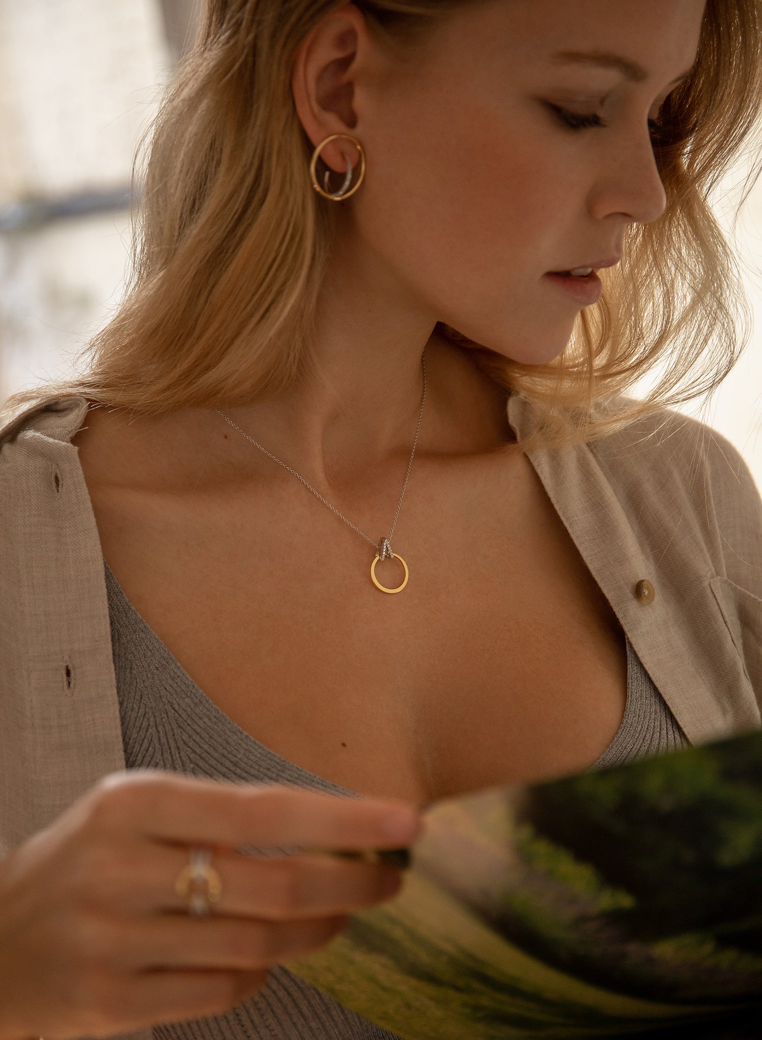 Colgantes bicolor diseño circular con circonitas