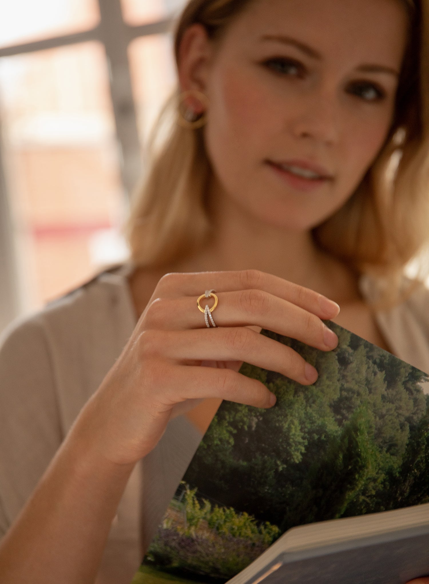 Anillos bicolor de plata diseño circular con circonitas laterales