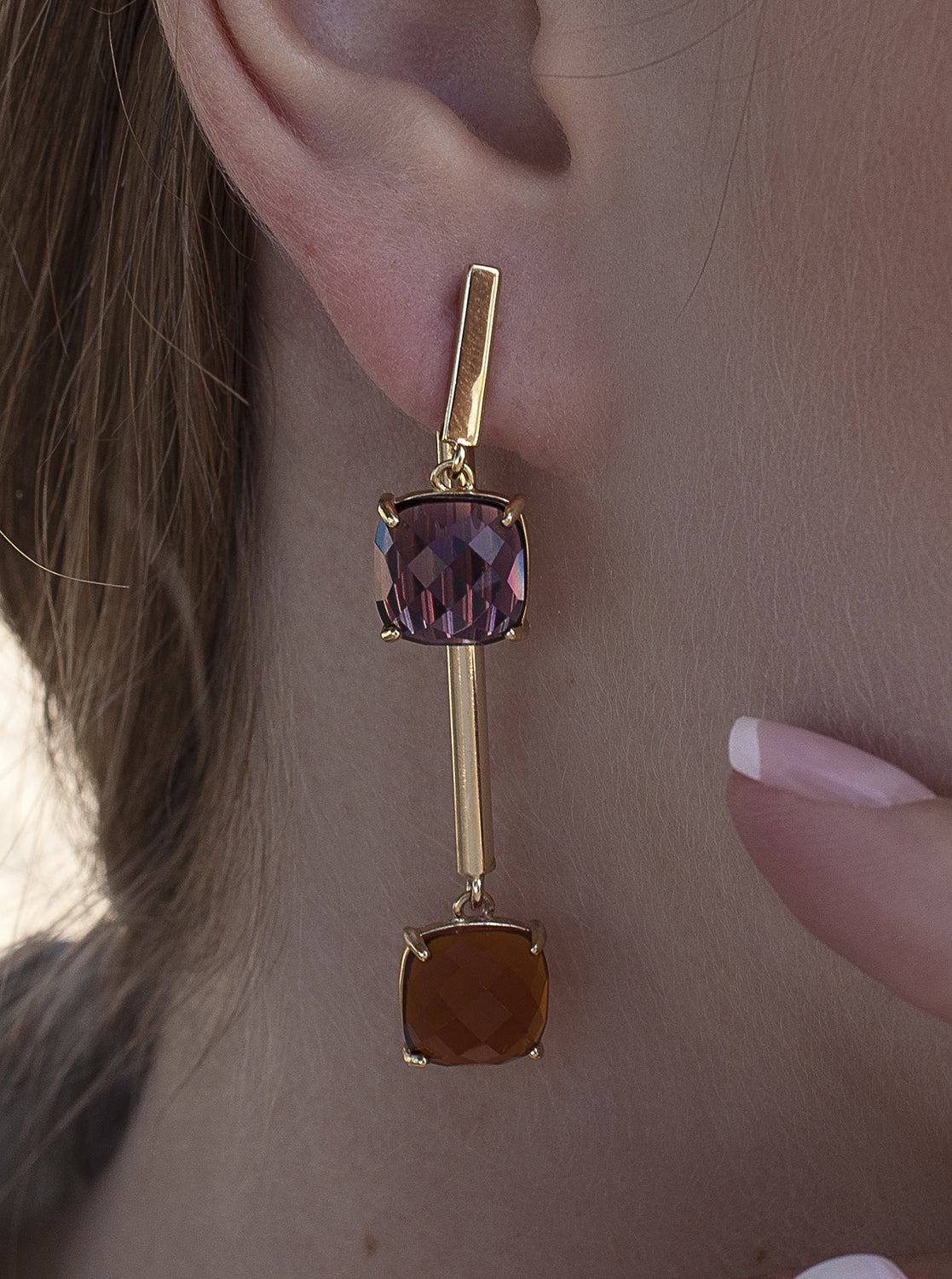 Pendientes largos estilo palillo con dos gemas bañados en oro