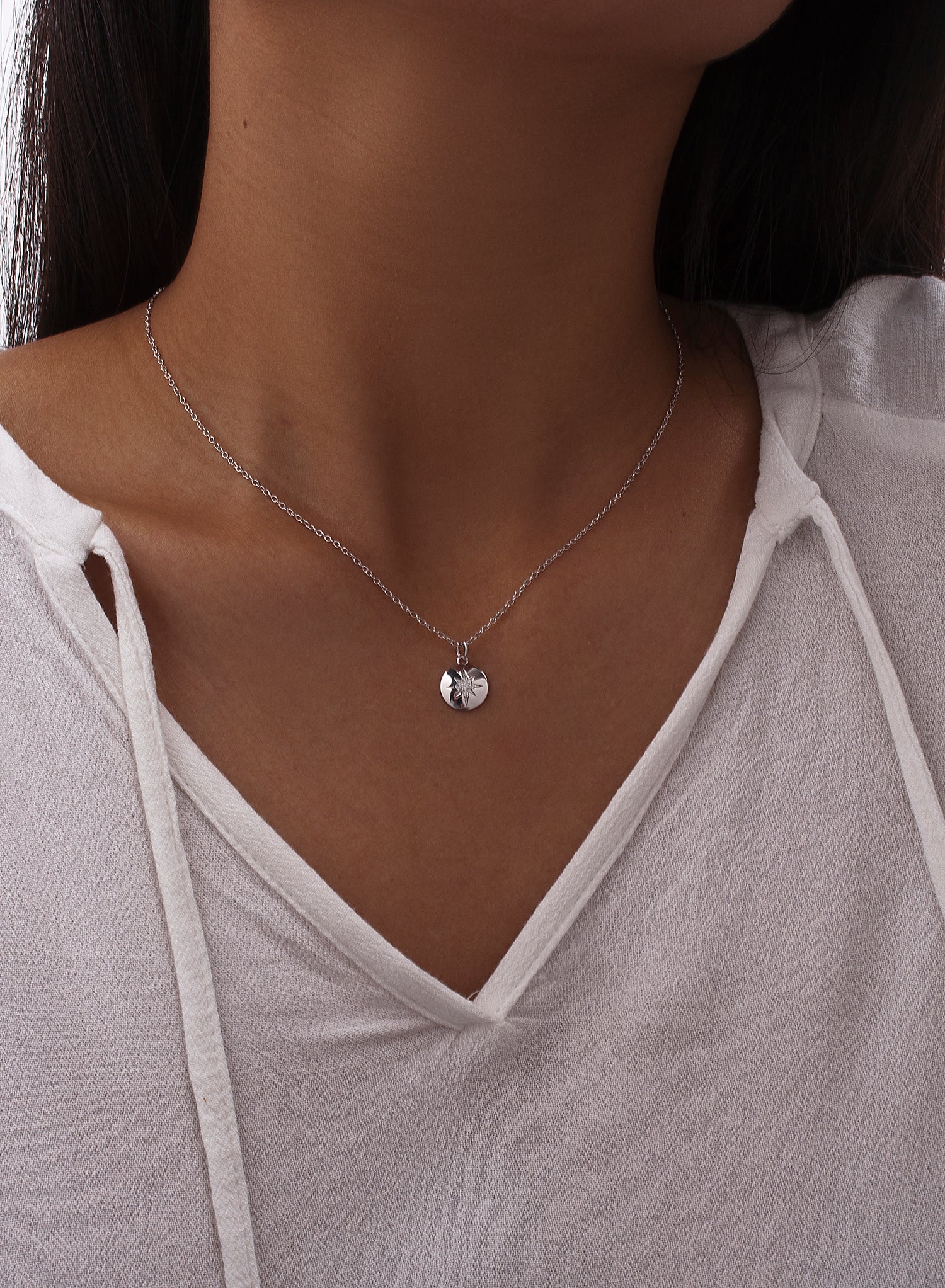 Collar medalla en plata diseño destello circonita