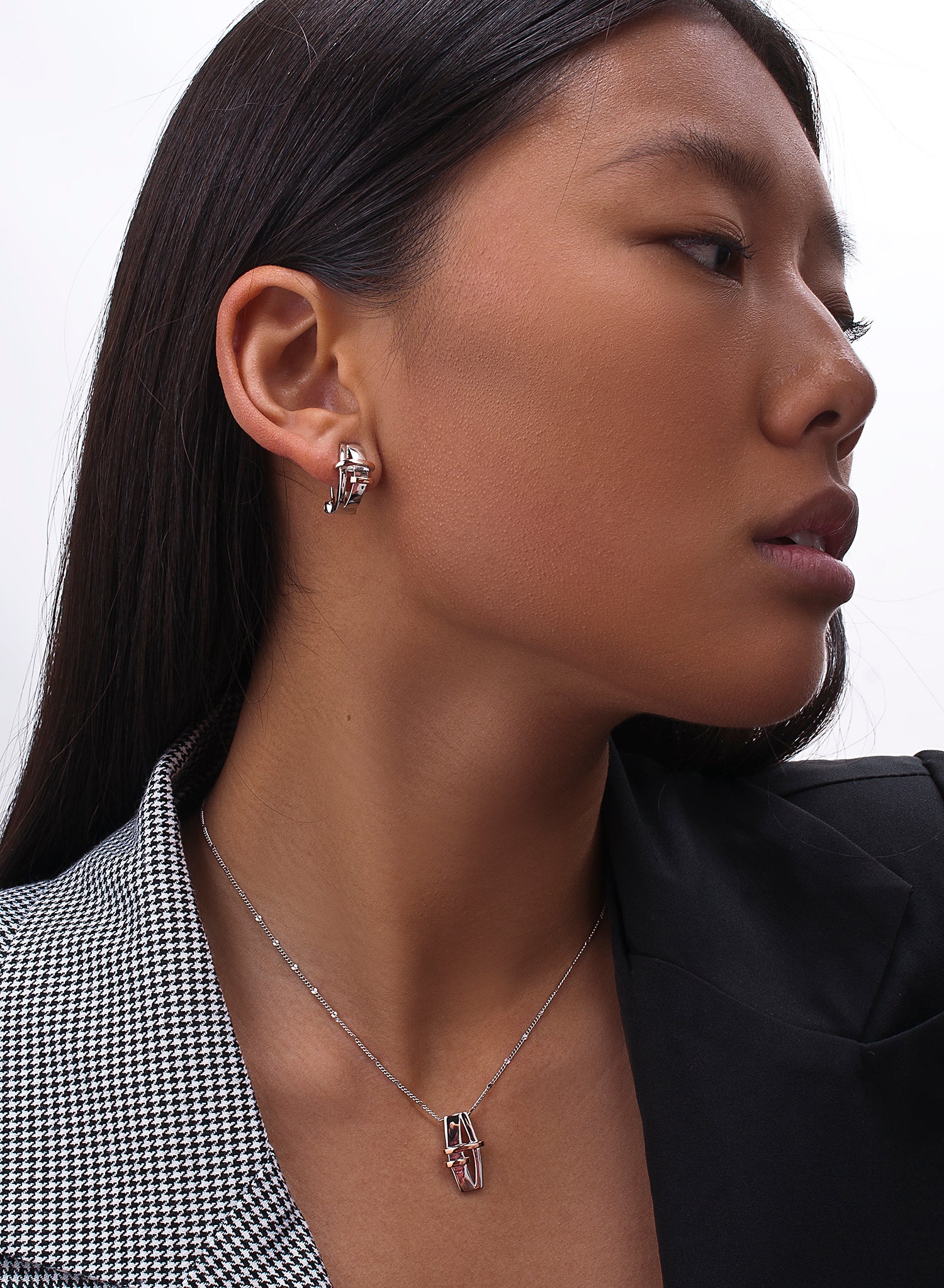 Pendientes cierre omega diseño bandas horizontales bicolores