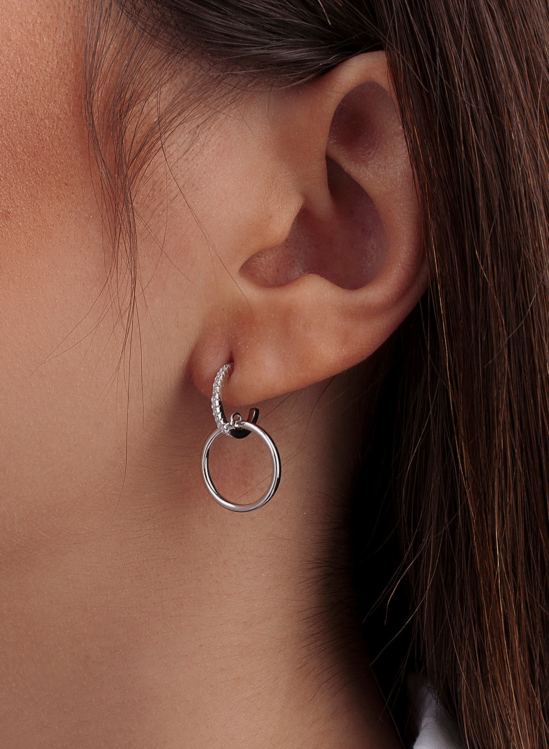 Boucles d'oreilles avec pendentifs design de double créole avec zircons