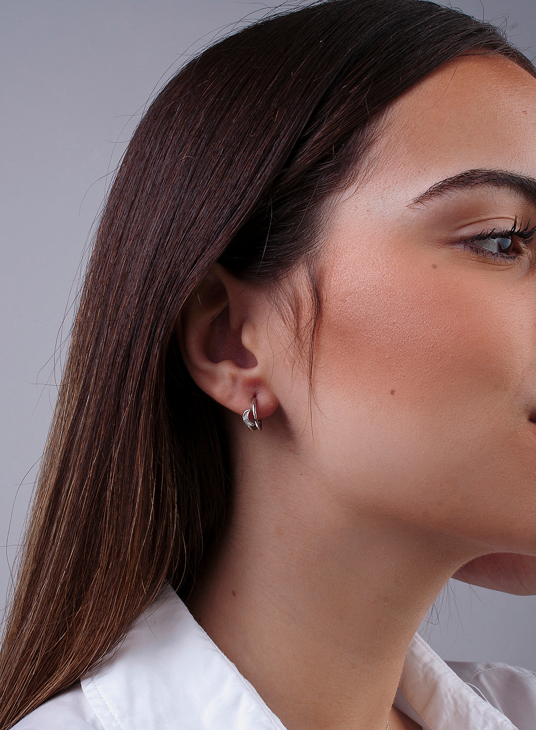 Pendientes aros pequeños diseño espiral con motivo de luna