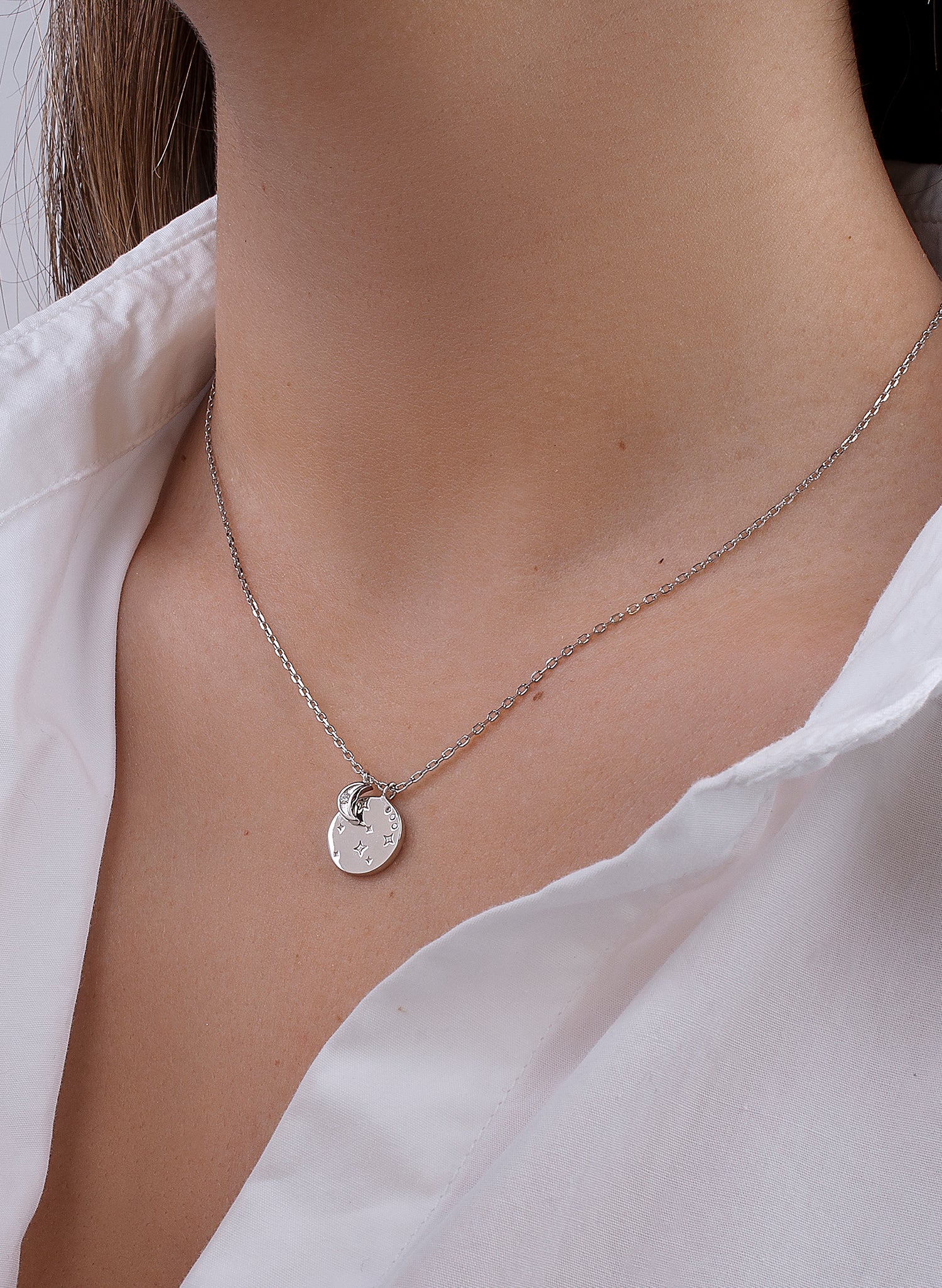 Collar medalla pequeña diseño de destellos y charm de luna