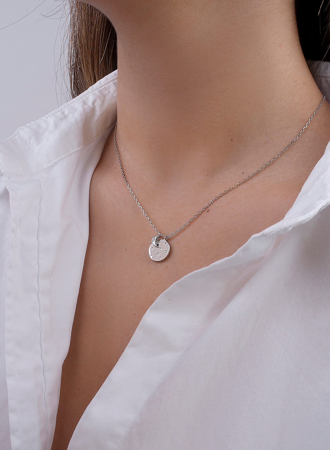 Collar medalla pequeña diseño de destellos y charm de luna