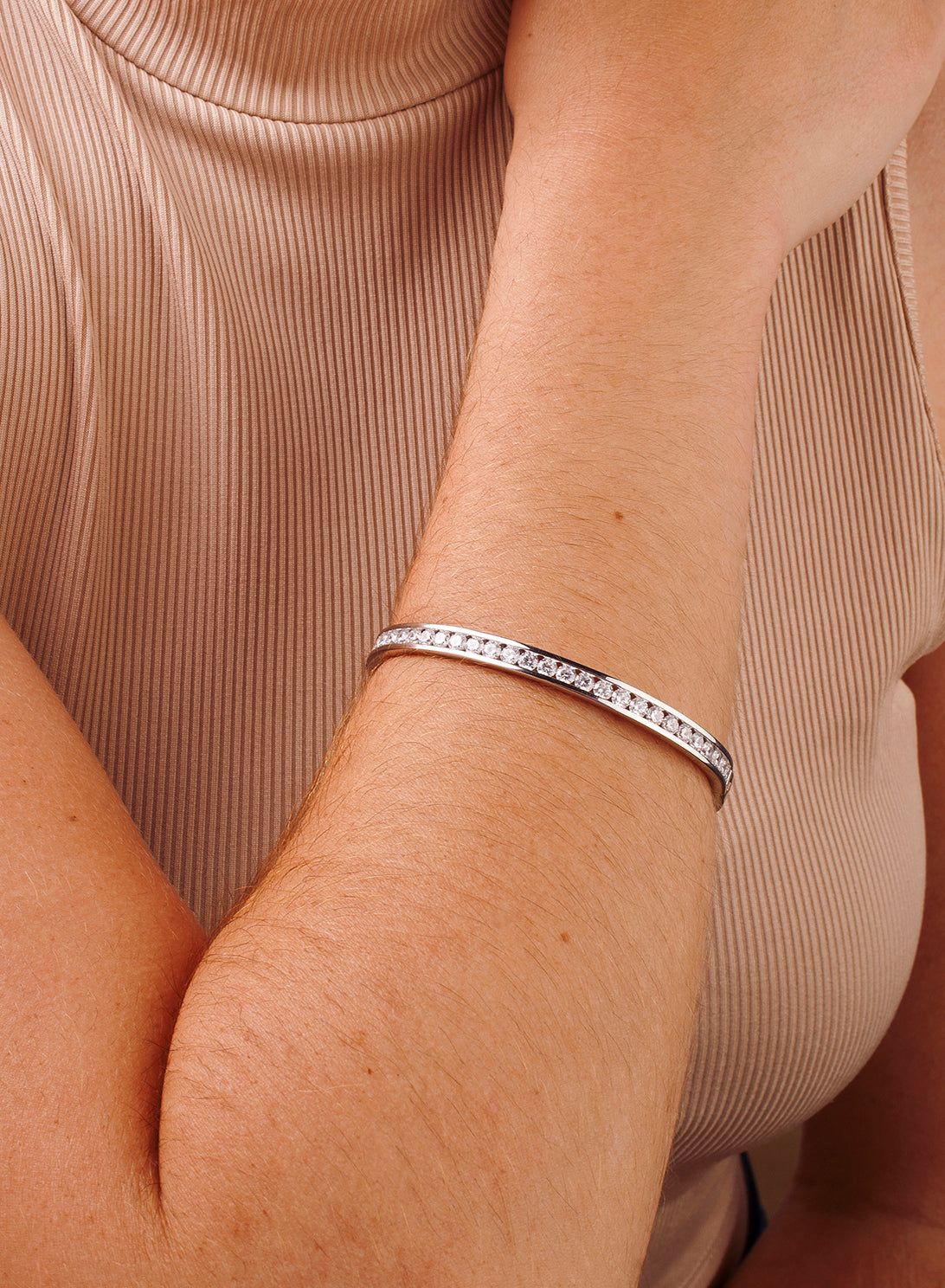 Pulsera esclava de plata diseño fino con circonitas