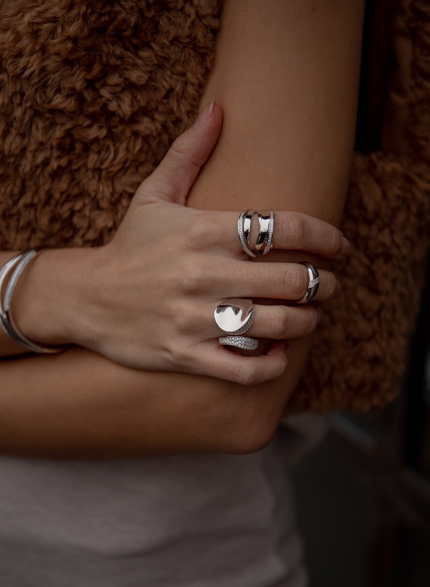 Anillos de diseño abierto formado por circonitas laterales