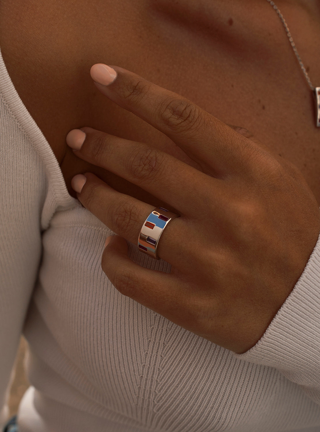 Anillos anchos diseño de cuarzos adamantinos brillantes