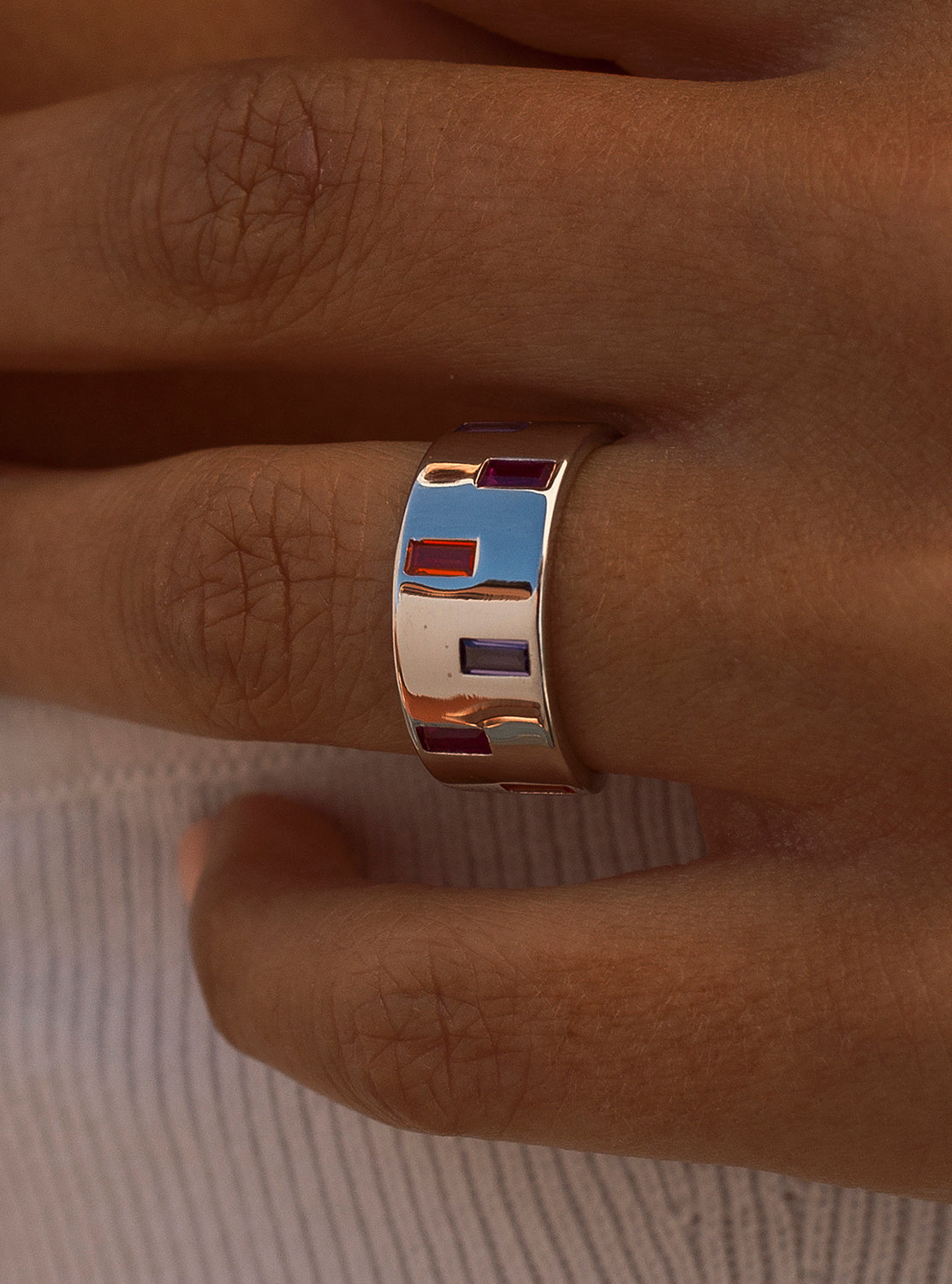 Anillos anchos diseño de cuarzos adamantinos brillantes