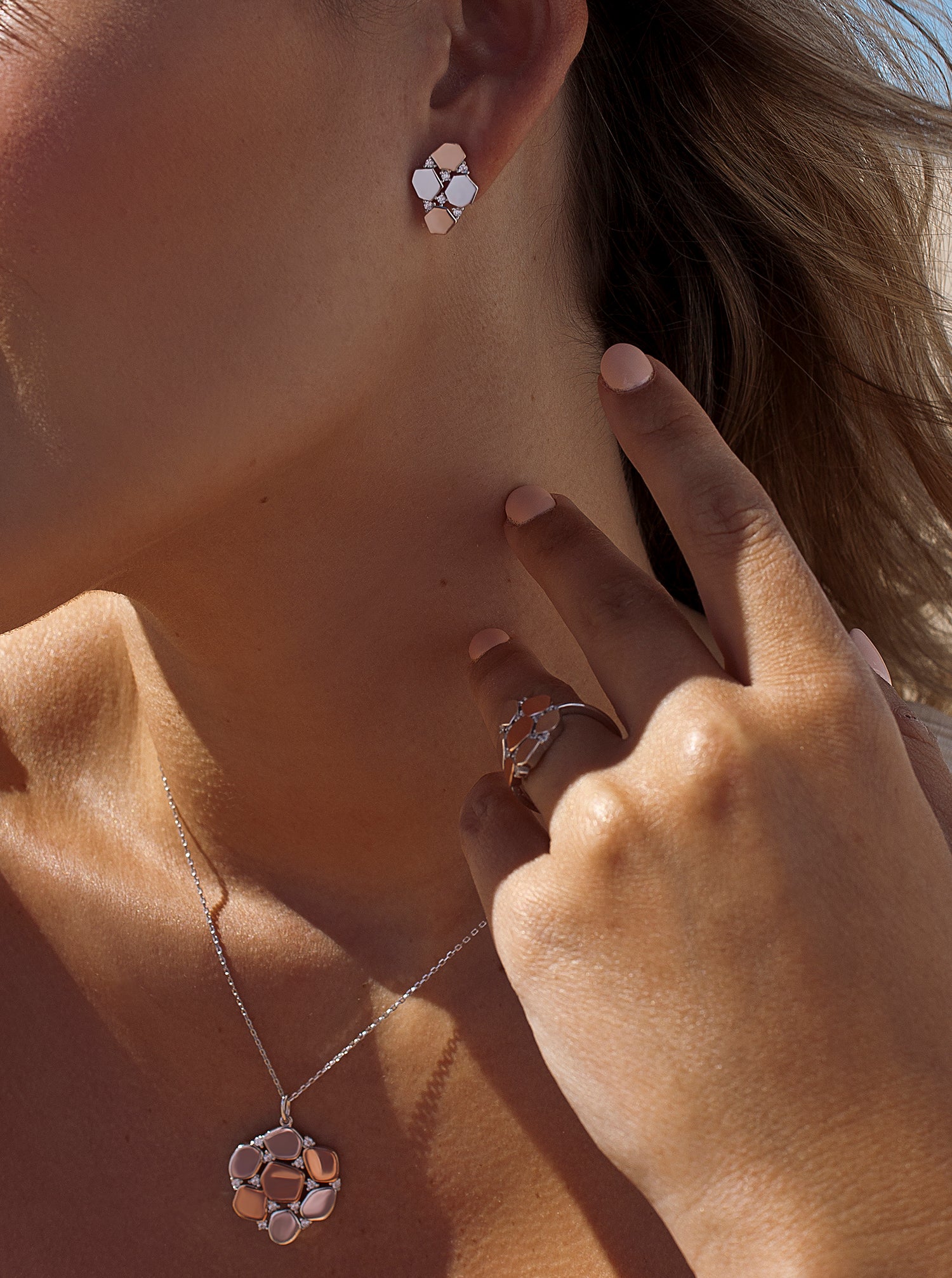 Pendientes bicolor diseño abstracto con circonitas