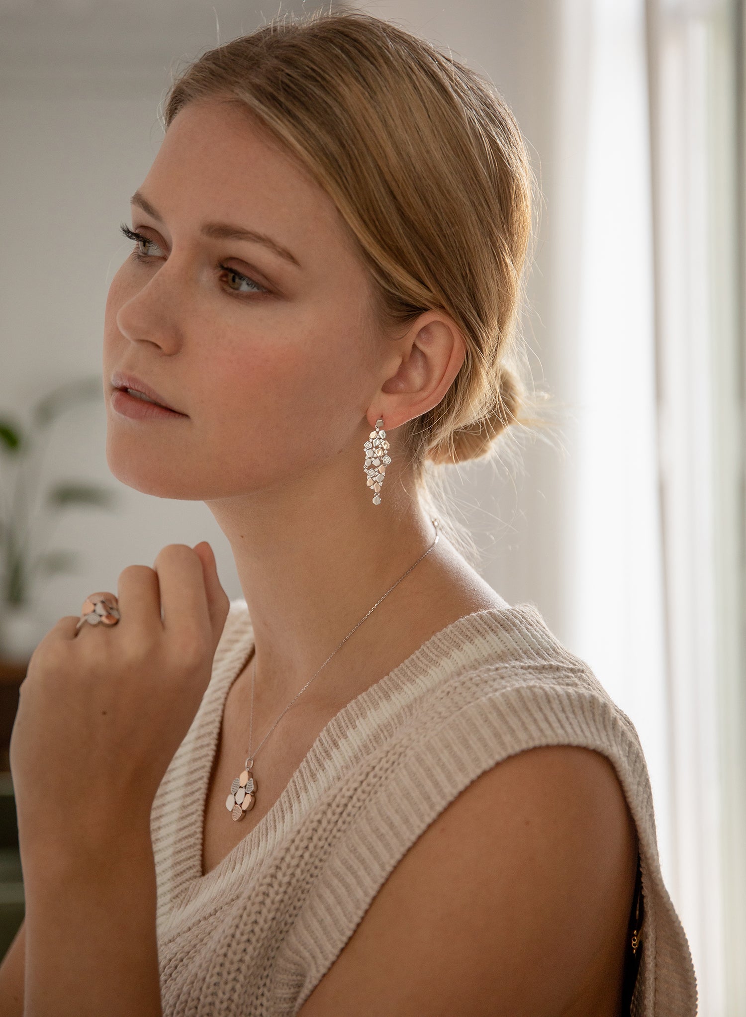 Pendientes largos diseño multipiezas bicolores y circonitas