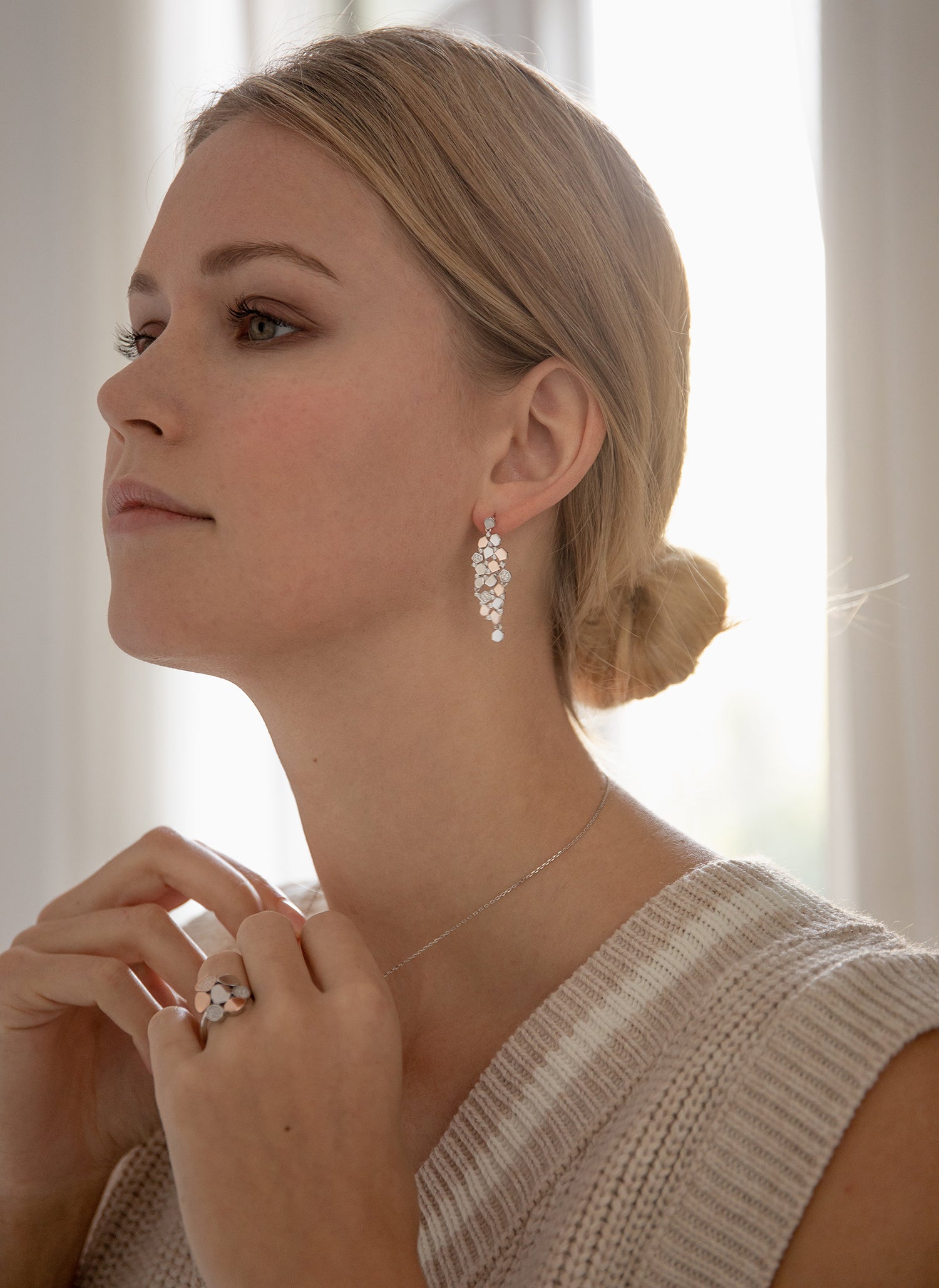 Pendientes largos diseño multipiezas bicolores y circonitas