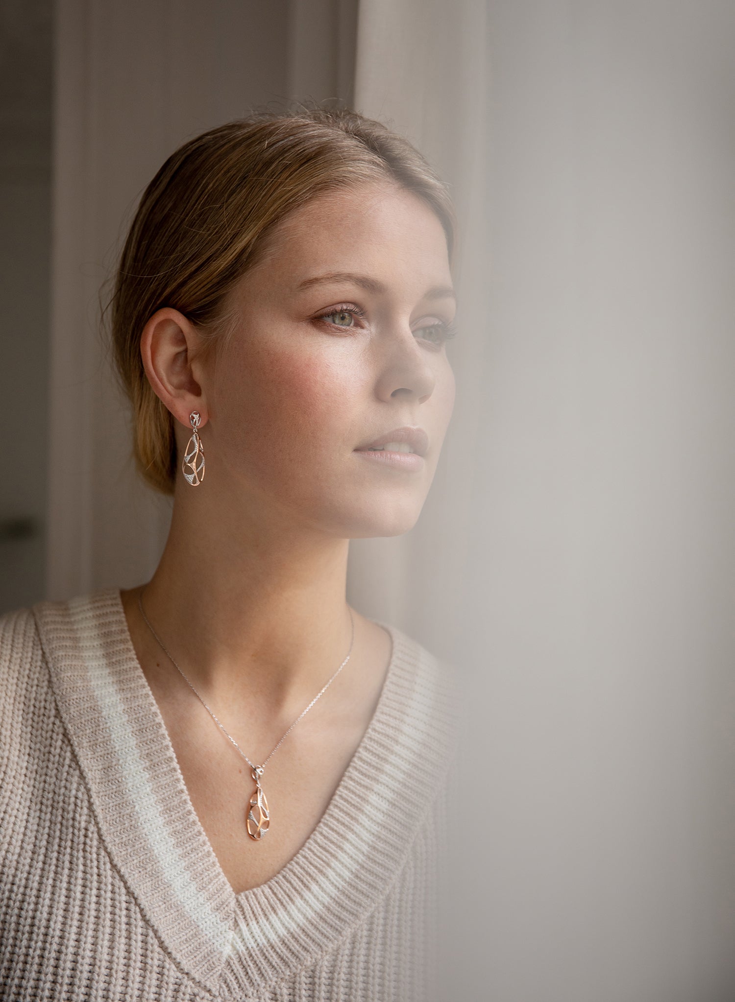 Colgantes bicolor de plata diseño agujereado con circonitas