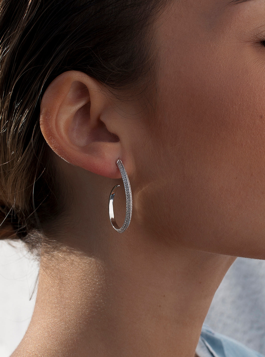 Pendientes aro con engaste de circonitas diseño semiabierto