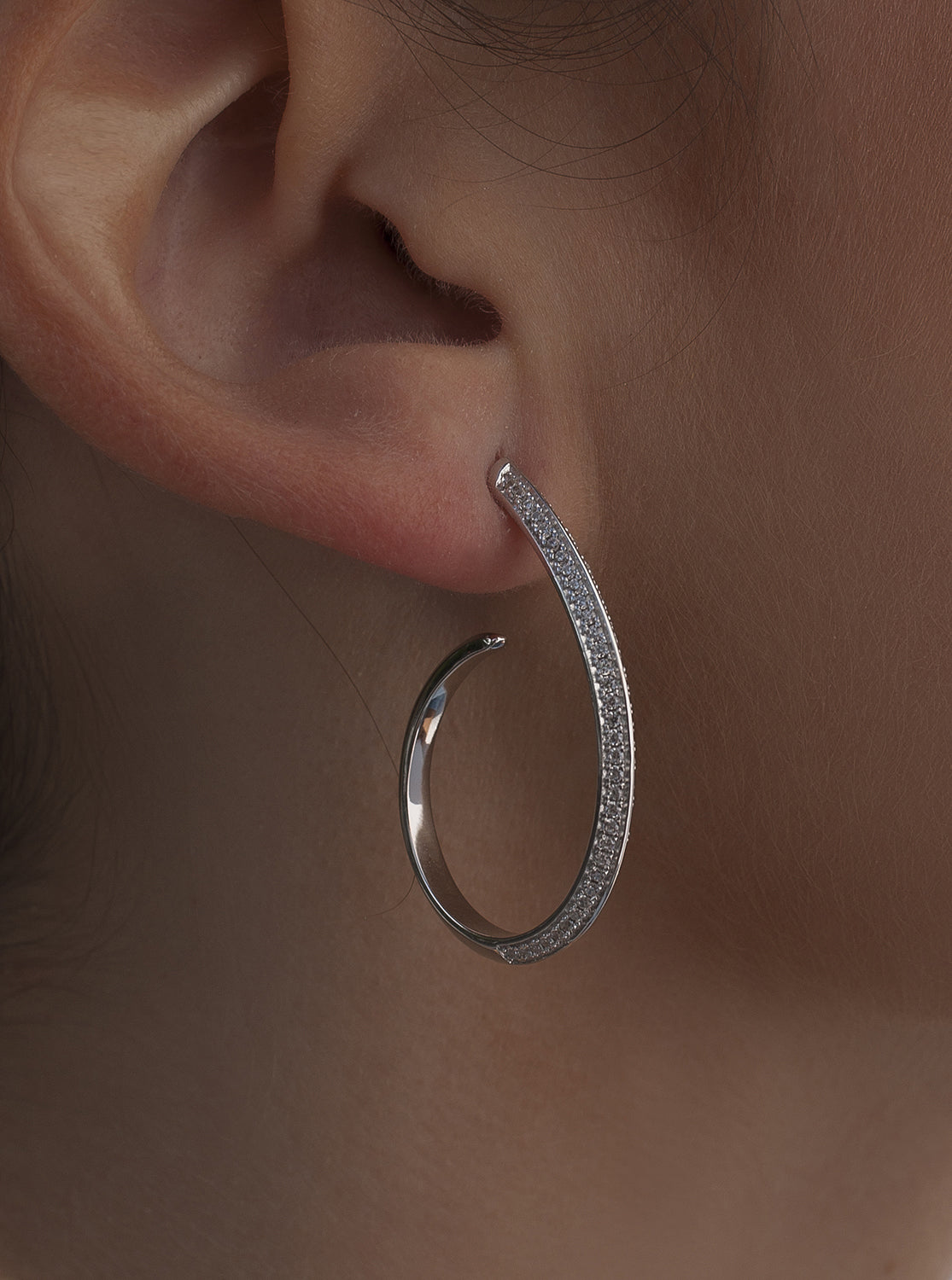 Pendientes aro con engaste de circonitas diseño semiabierto