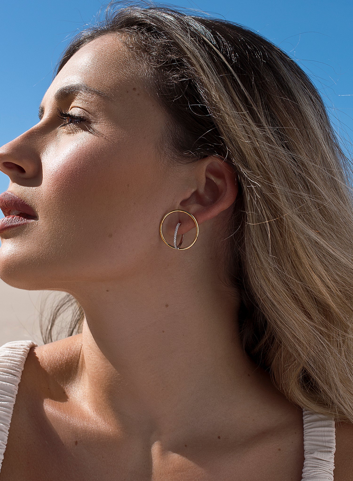 Pendientes aro cruzado diseño bicolor con circonitas