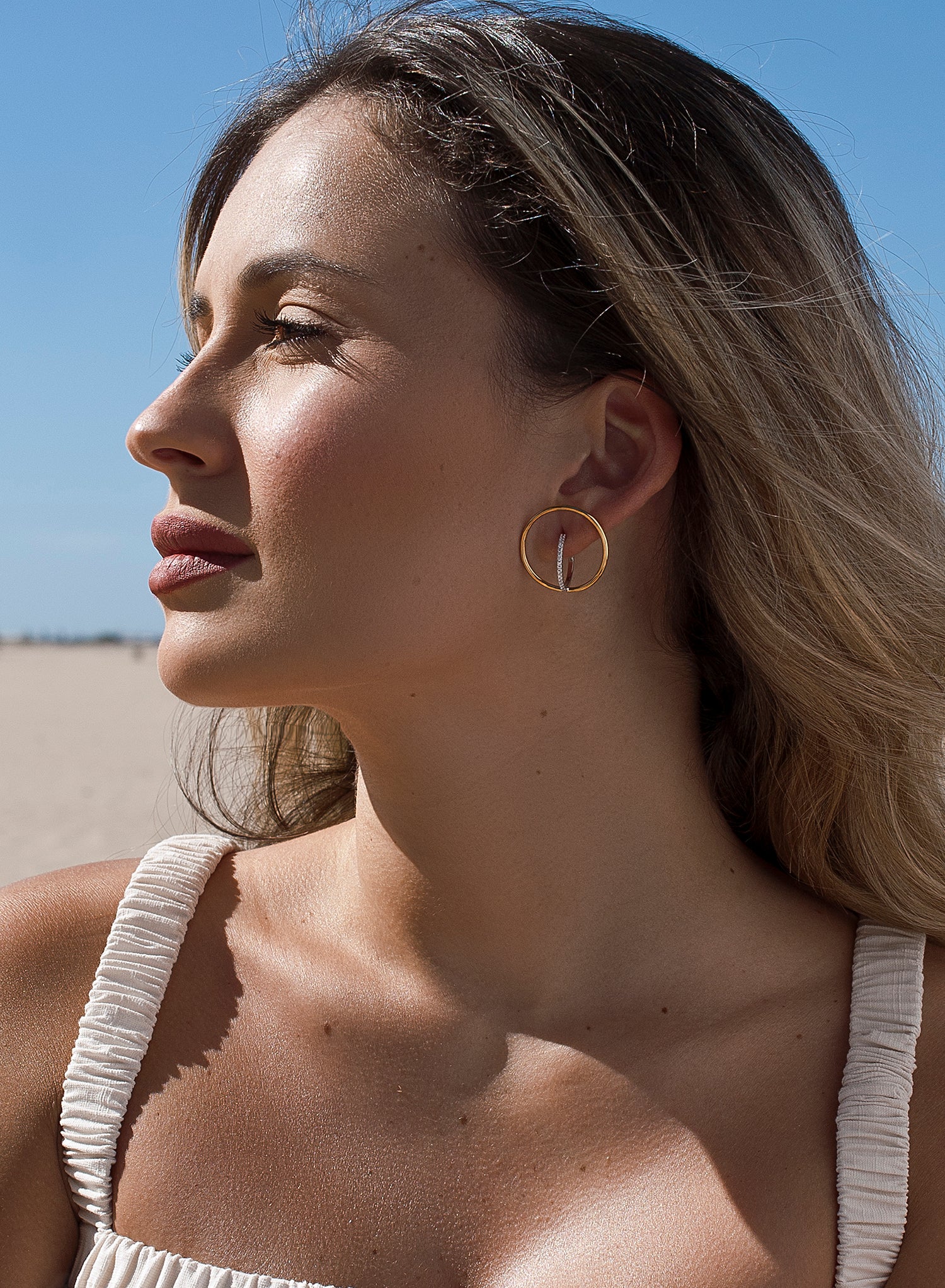 Pendientes aro cruzado diseño bicolor con circonitas