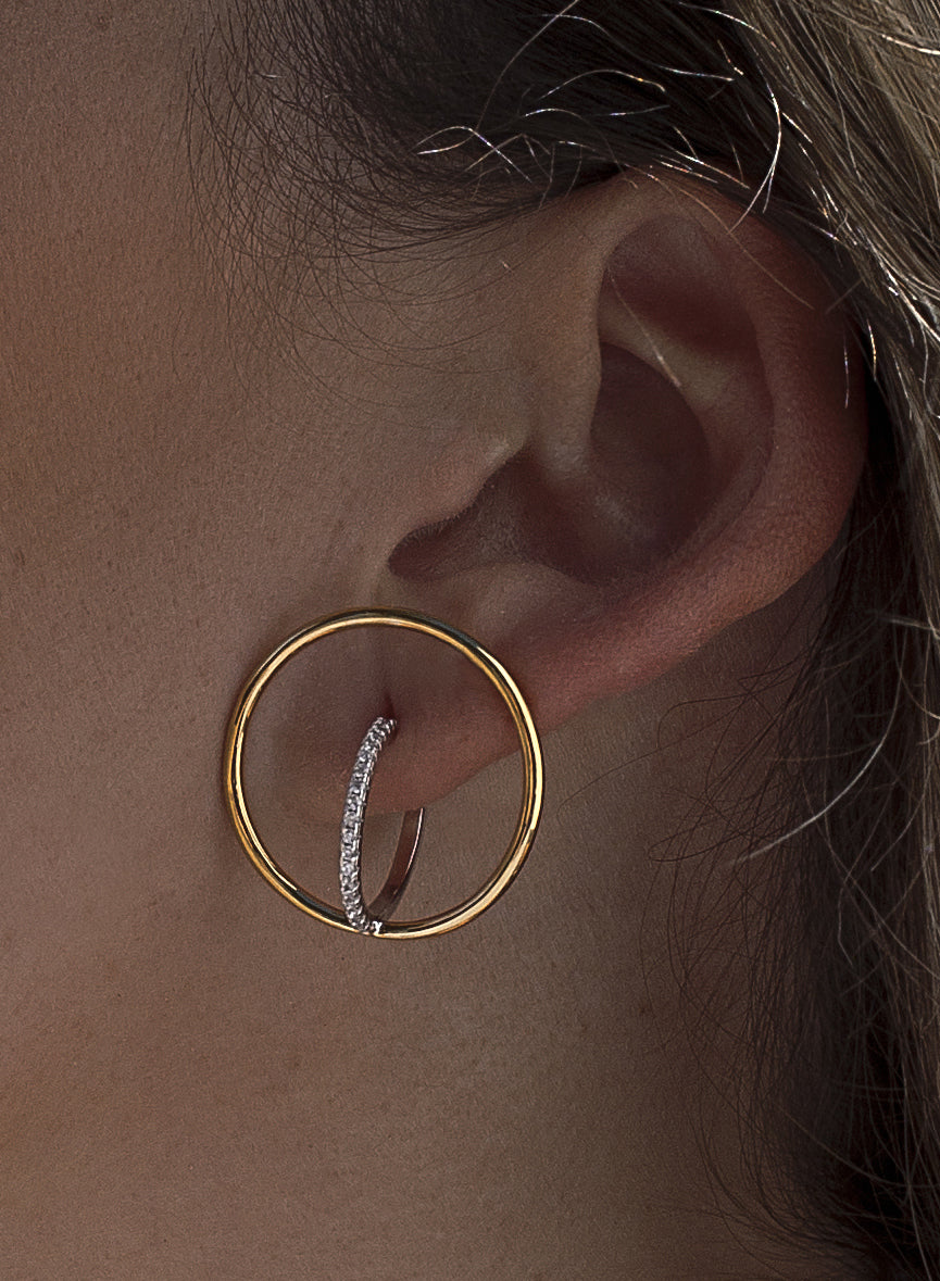 Pendientes aro cruzado diseño bicolor con circonitas