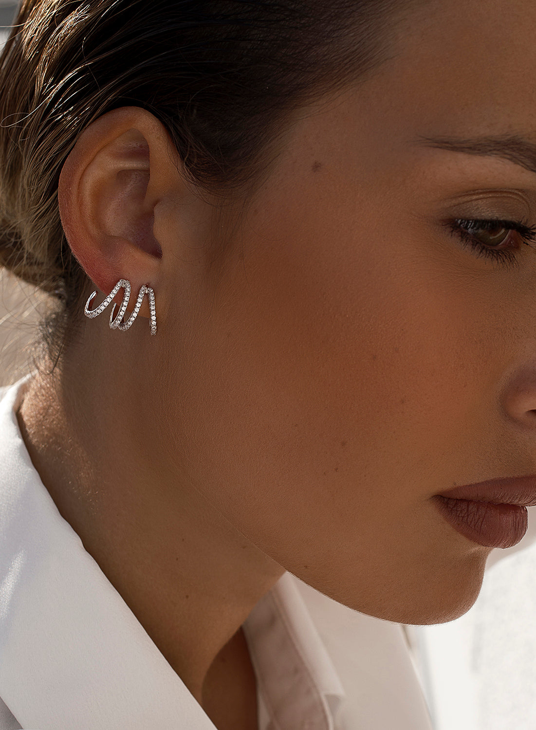 Pendientes originales diseño espiral de circonitas