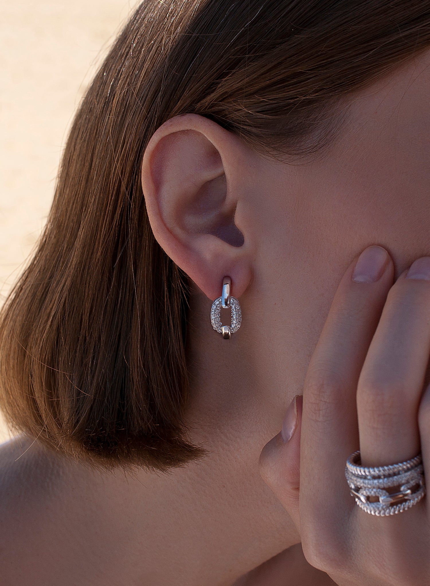 Pendientes cierre omega diseño de eslabones y circonitas