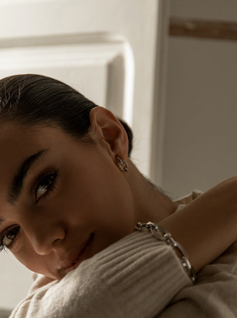 Pendientes cierre omega diseño de eslabones y circonitas