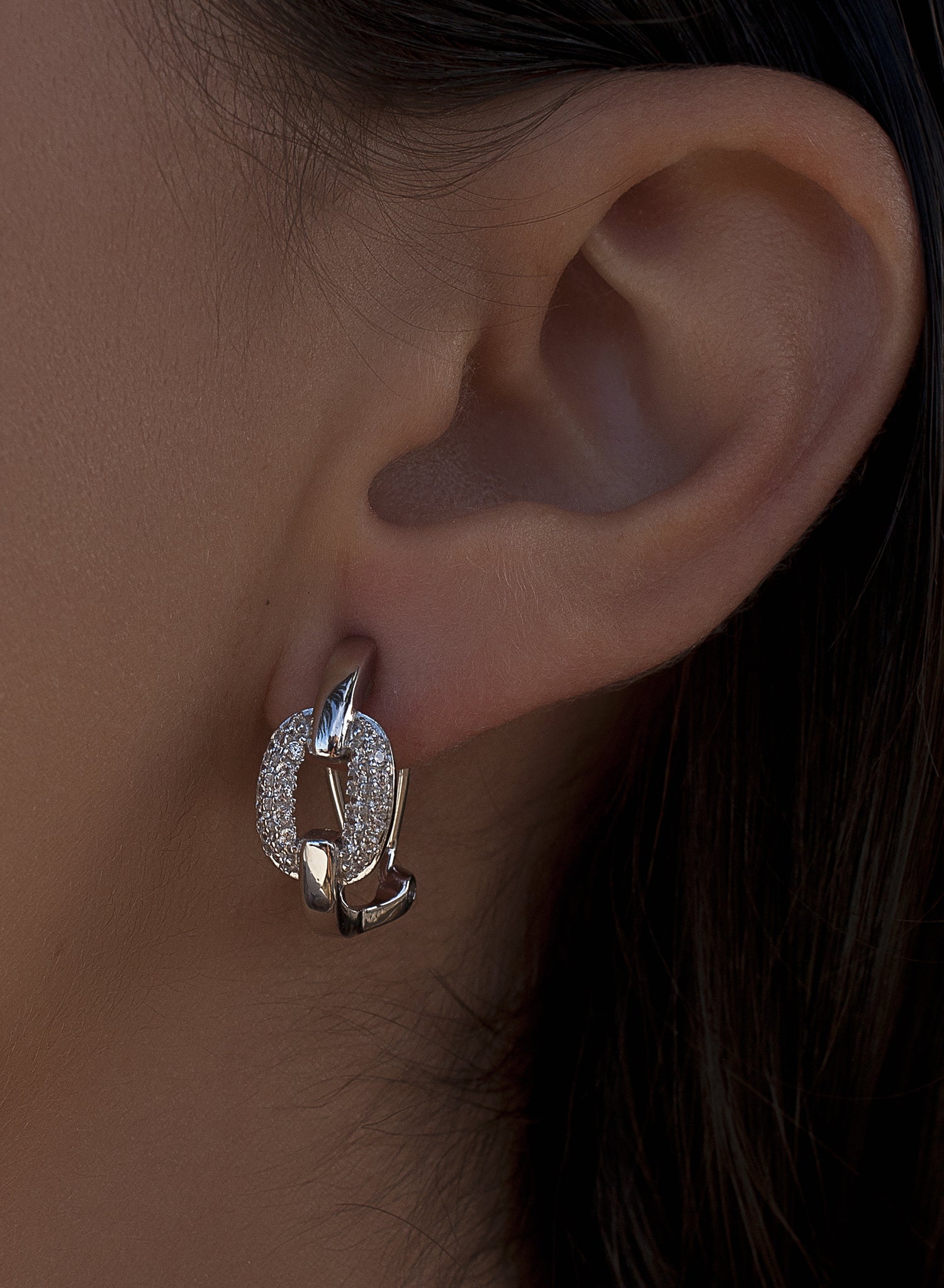 Boucles d'oreilles fermeture omega design de maillons et zircons