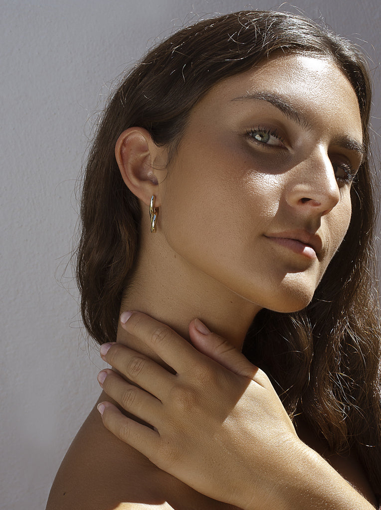 Pendientes originales de plata lisa diseño cruzado bañado en oro