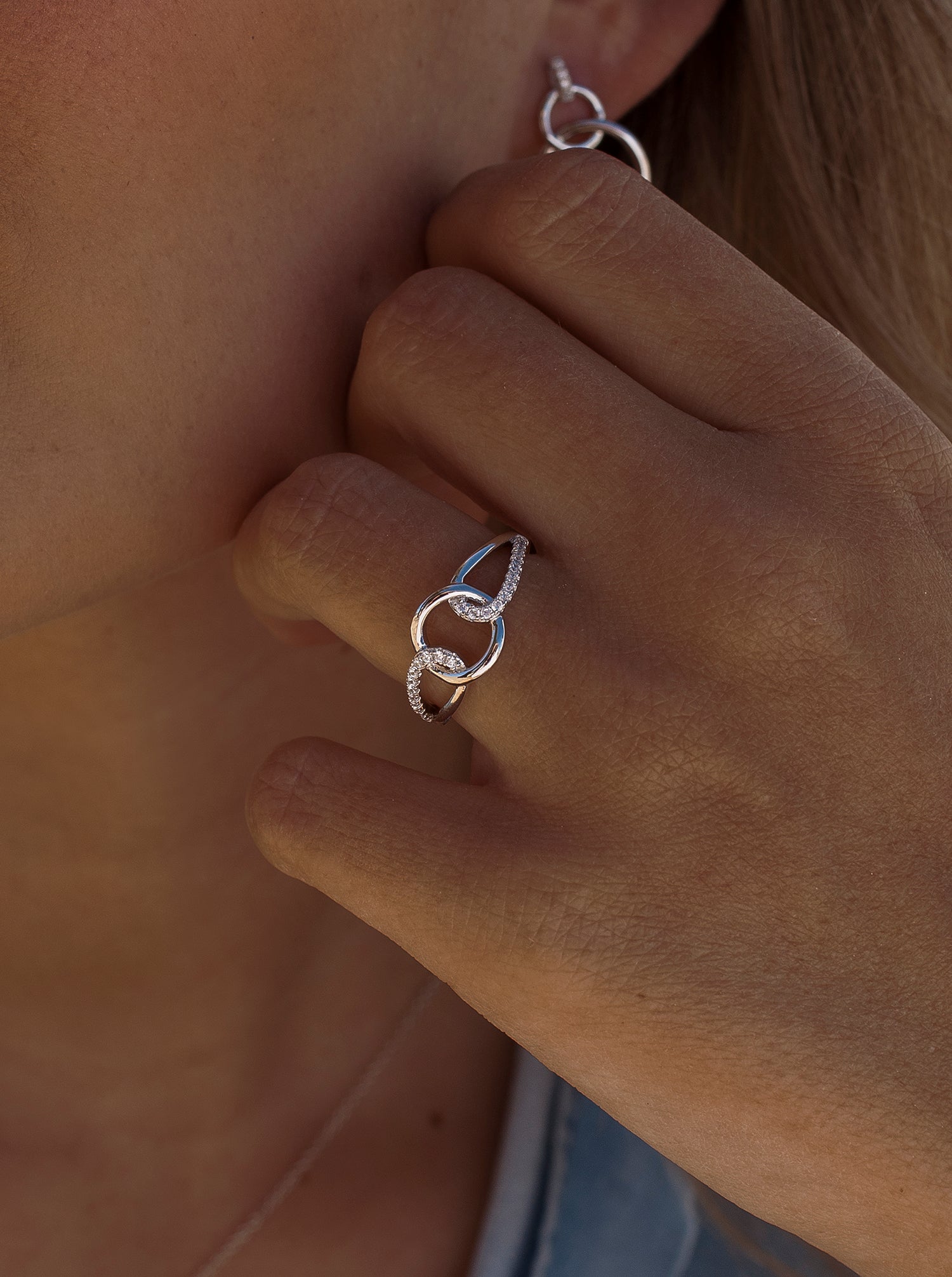 Anillos circonitas diseño de círculo central entrelazado