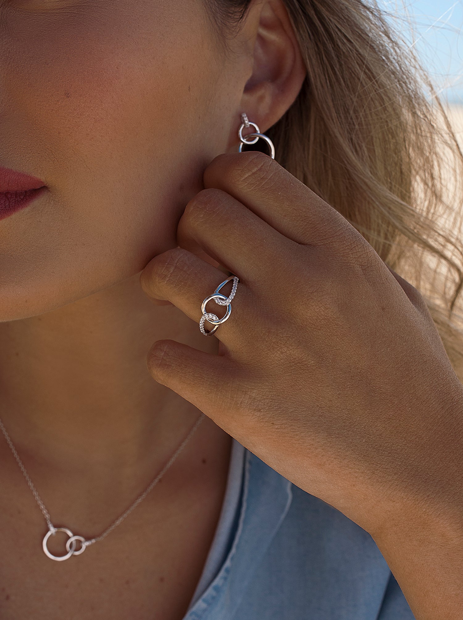 Anillos circonitas diseño de círculo central entrelazado