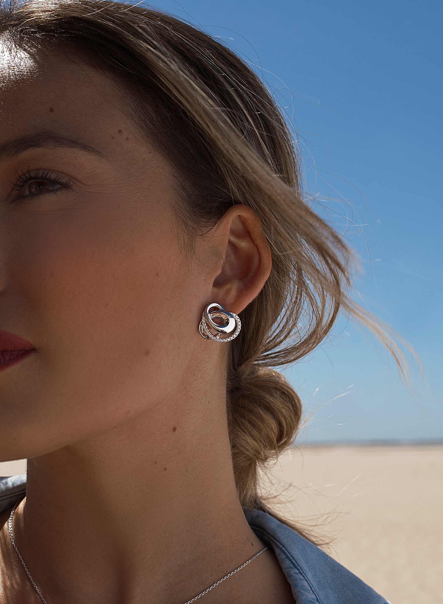 Pendientes originales diseño anudado con circonitas