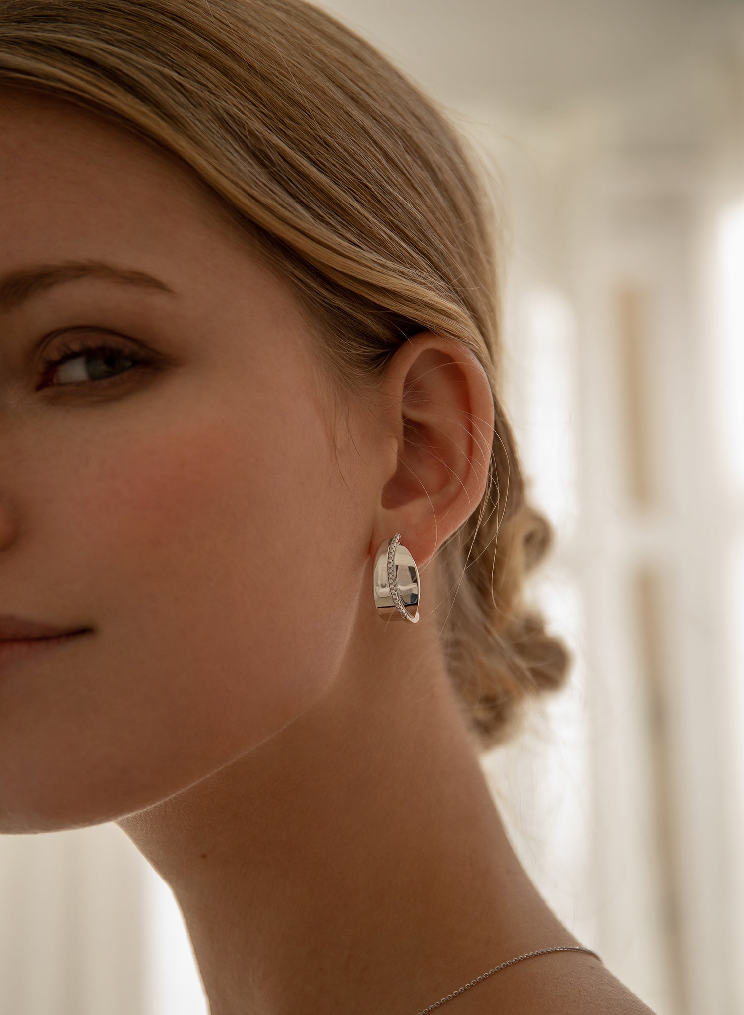 Original curved design earrings with cubic zirconia