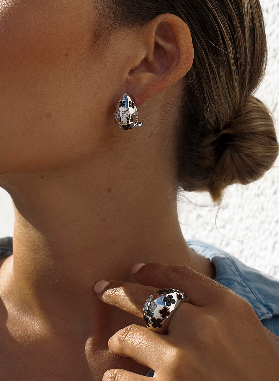 Pendientes cierre omega de plata circonitas blancas y negras