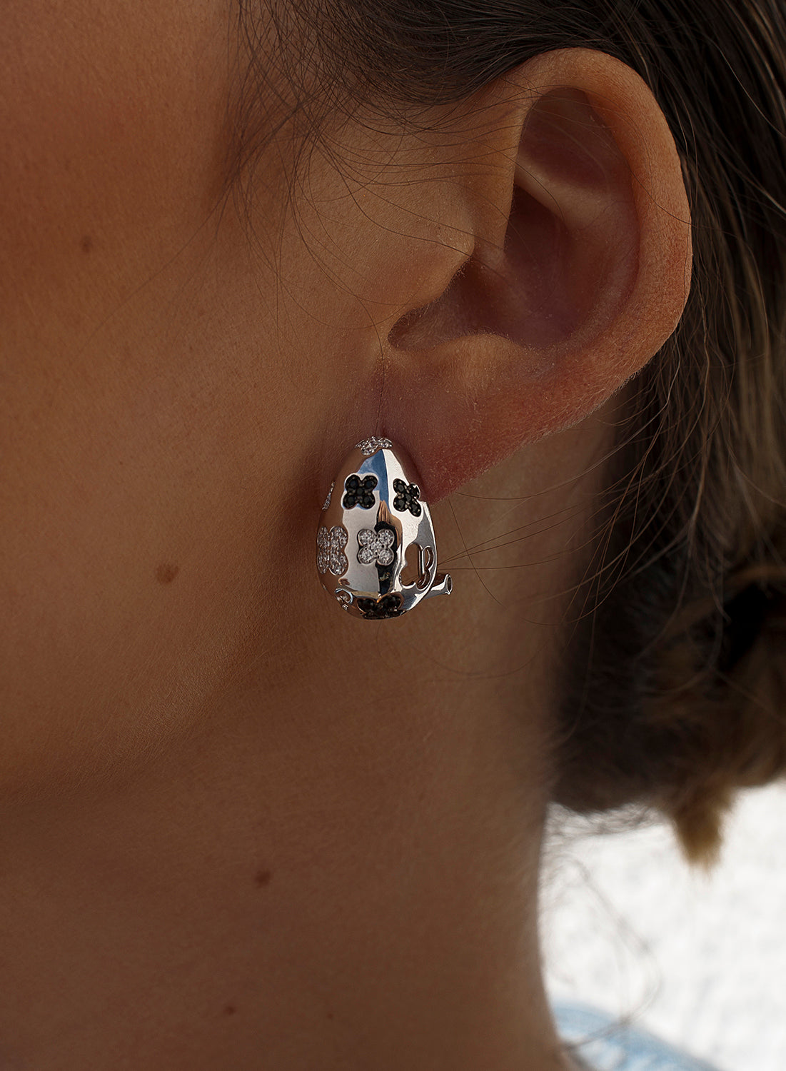 Pendientes cierre omega de plata circonitas blancas y negras