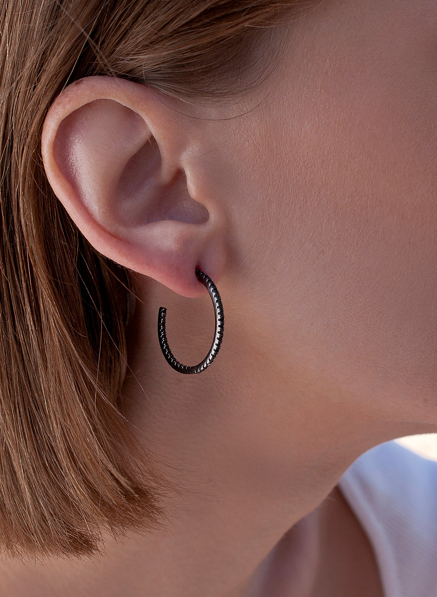 Medium hoop earrings with double rail of black cubic zirconia and ruthenium plating