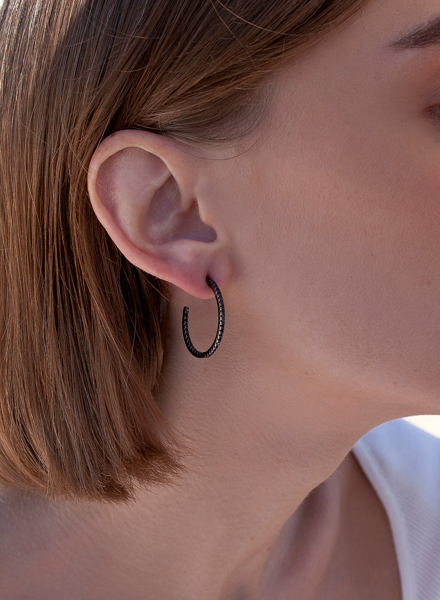 Medium hoop earrings with double rail of black cubic zirconia and ruthenium plating